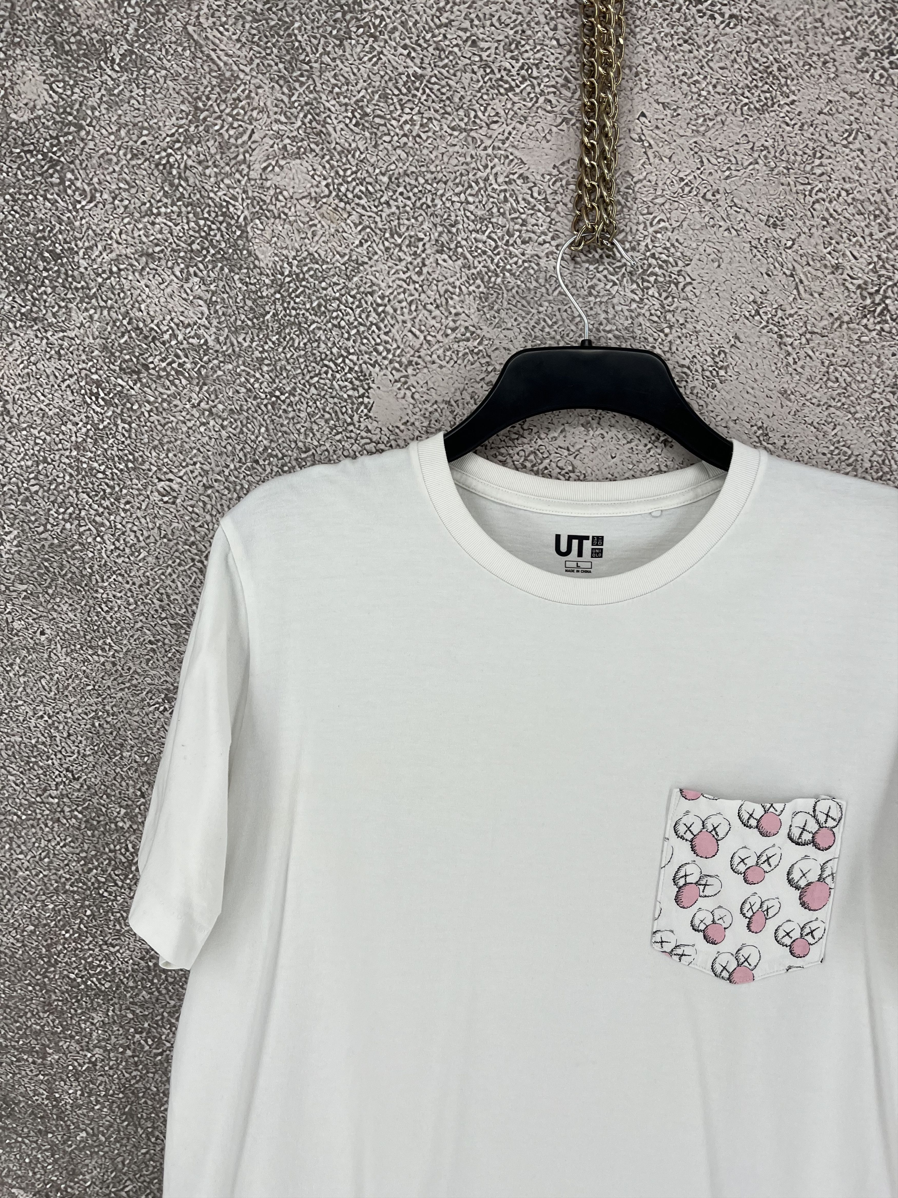 Uniqlo Mens T-Shirt Uniqlo x Kaws Big Print Size L Size US L / EU 52-54 / 3 - 4 Thumbnail