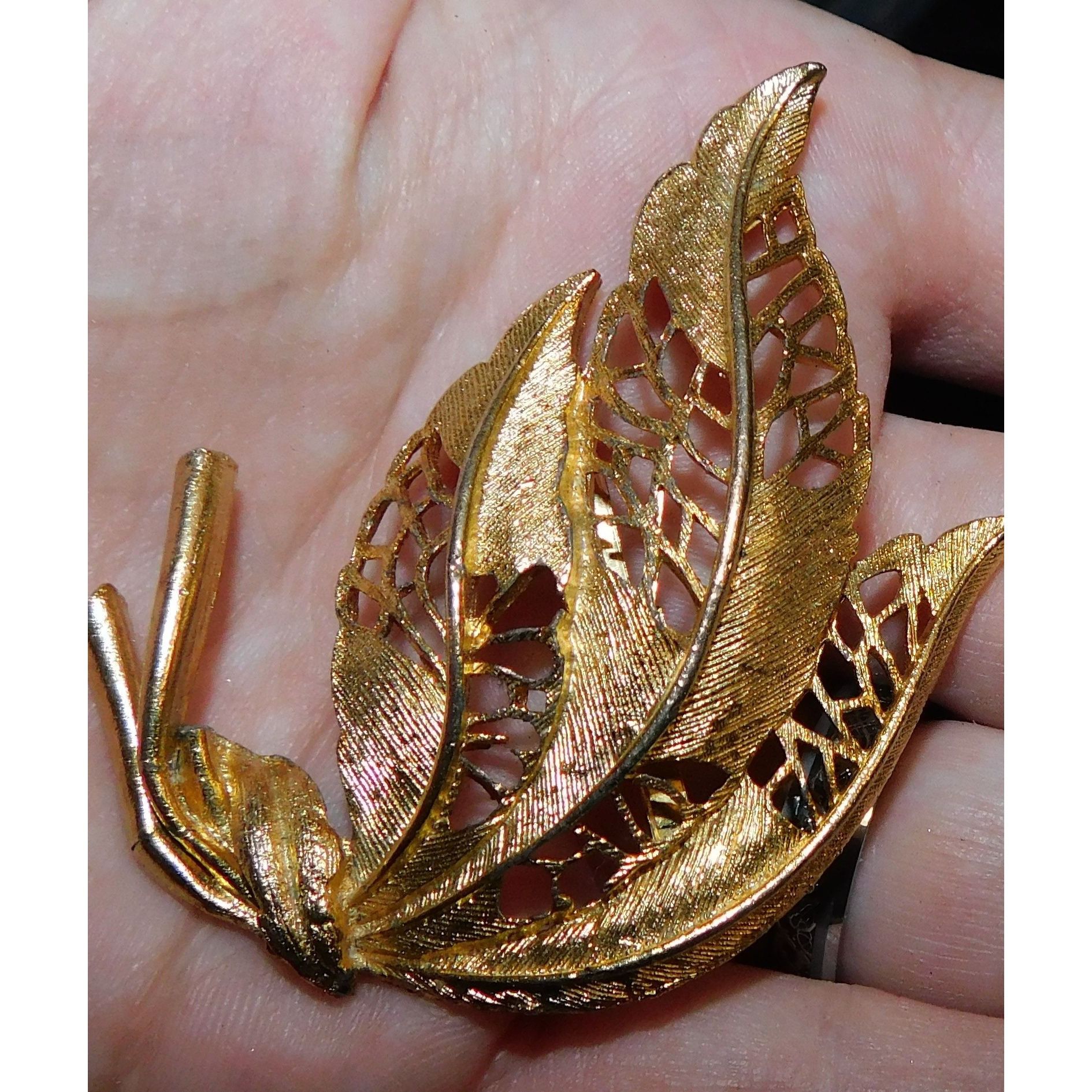 Other Vintage Gold Tone Brushed Fall Leaf Brooch Size ONE SIZE - 3 Thumbnail