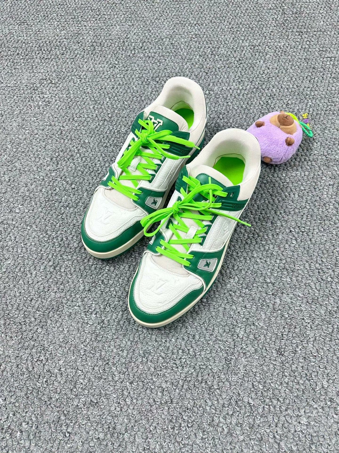 Louis Vuitton Louis Vuitton White Green Trainer Sneakers 44 Size US 10 / EU 43 - 1 Thumbnail