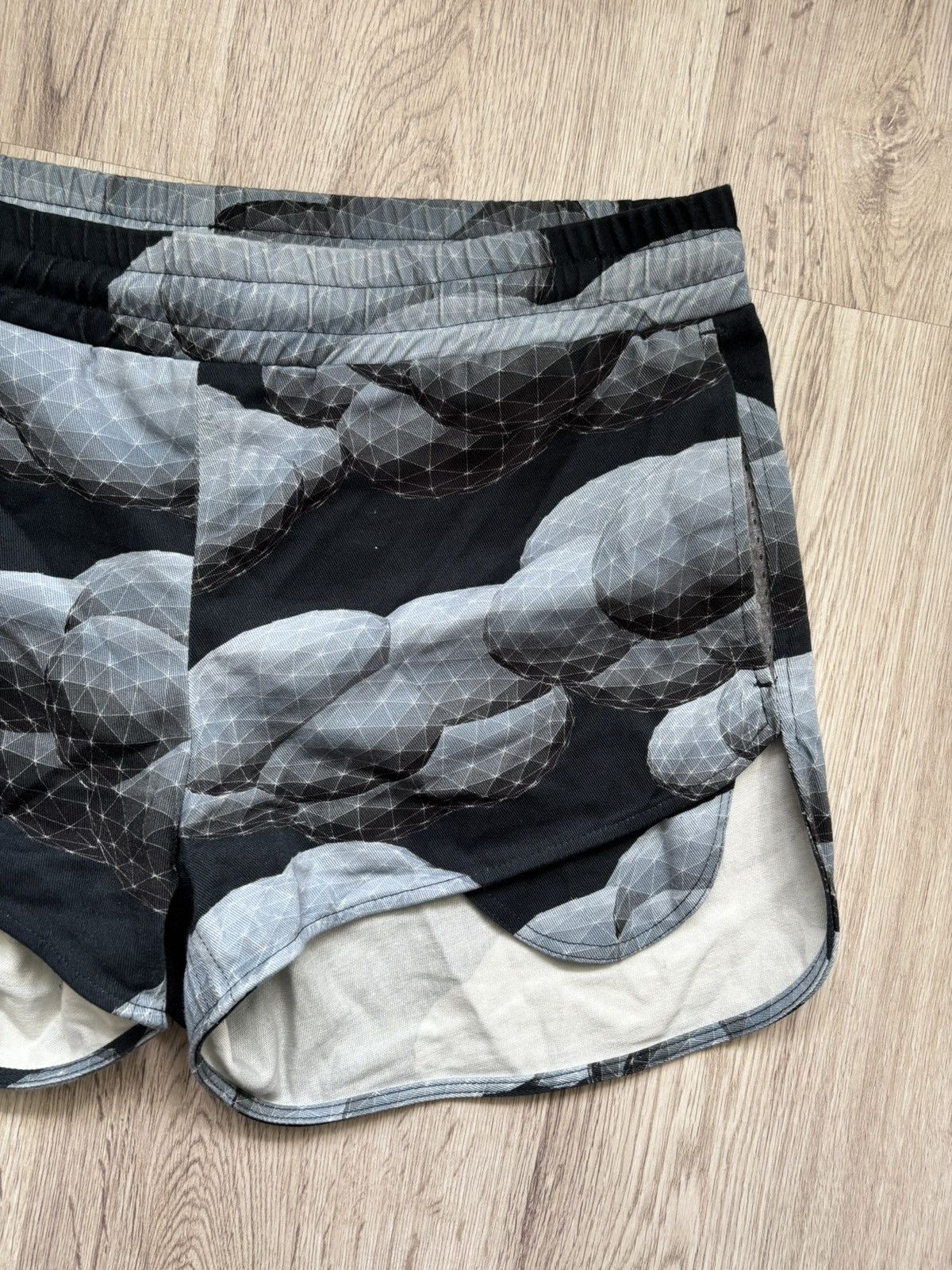 Julian Zigerli Julian Zigerli Geometric Cloud Print Running Shorts – Size S Size US 30 / EU 46 - 2 Thumbnail