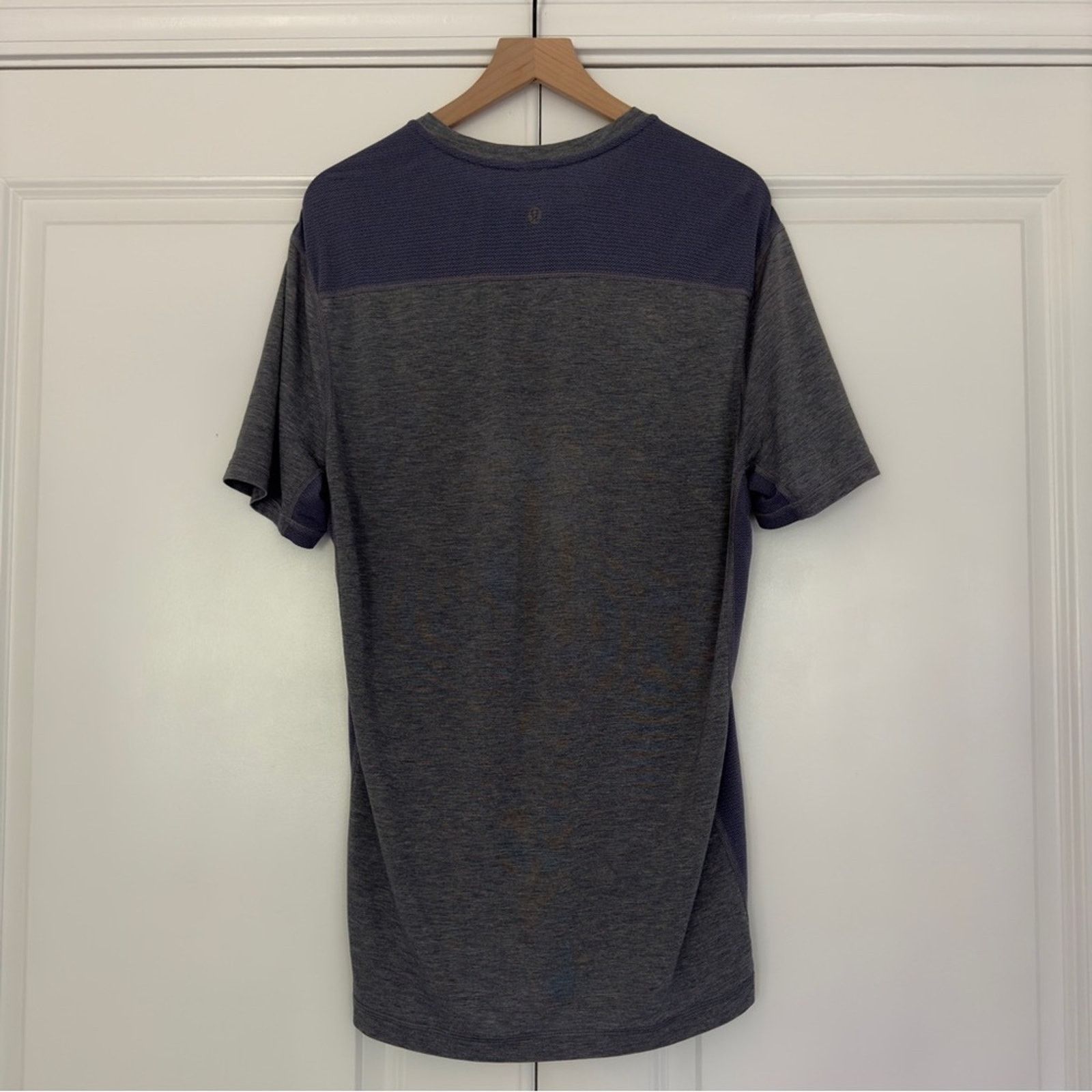 Lululemon Lululemon (L/XL?) Athletic T-Shirt gray blue stretch workout Size US L / EU 52-54 / 3 - 2 Thumbnail