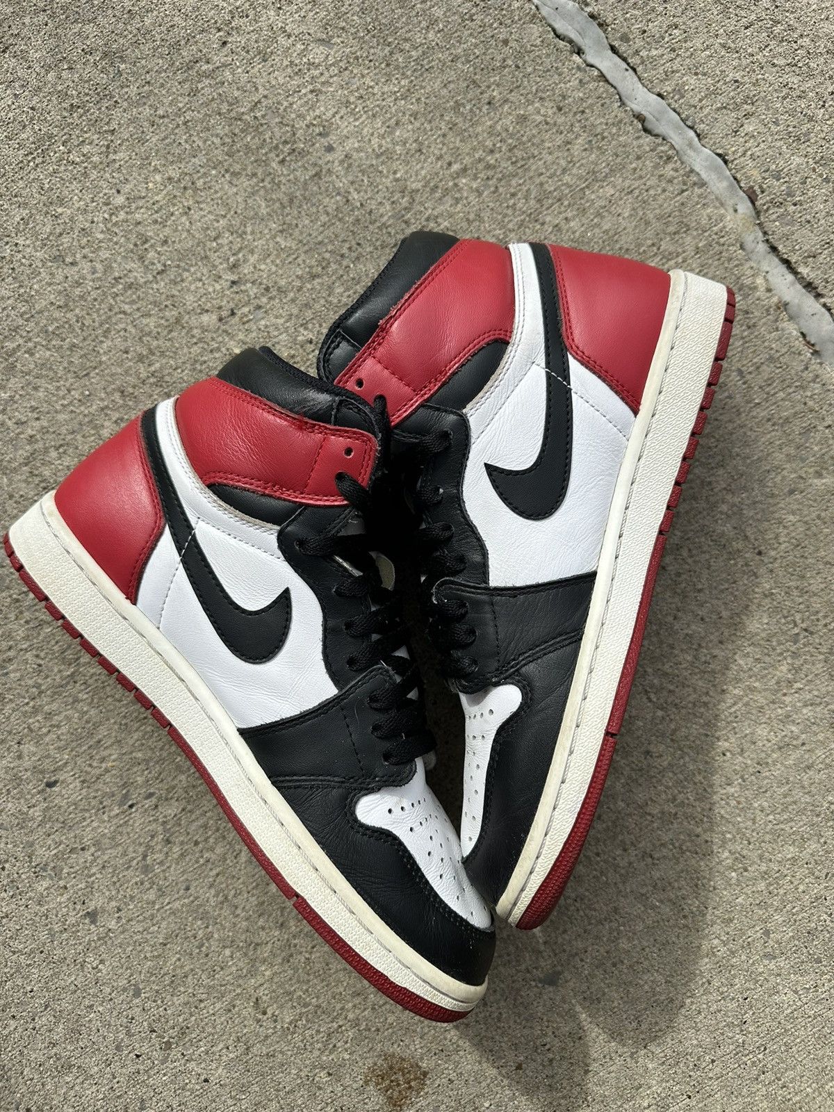 Jordan Brand Nike Air Jordan 1 Retro High Black Toe 2016 size 8 Size US 8 / EU 41 - 2 Thumbnail
