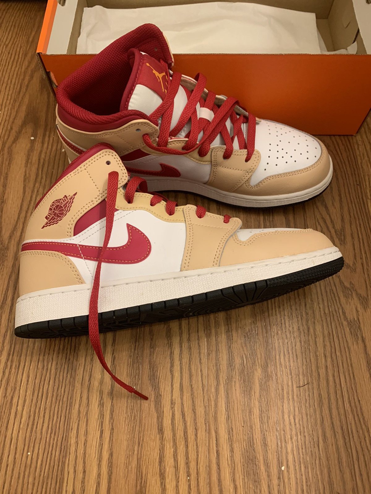 Jordan Brand × Nike Air Jordan 1 Mids Light Curry Size US 7 / EU 40 - 3 Thumbnail