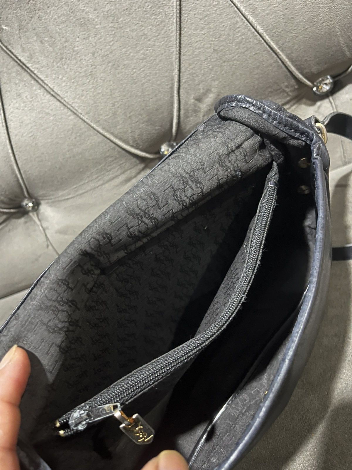 Yves Saint Laurent Authentic Yves Saint Laurent logo stitch shoulder bag Size ONE SIZE - 14 Thumbnail