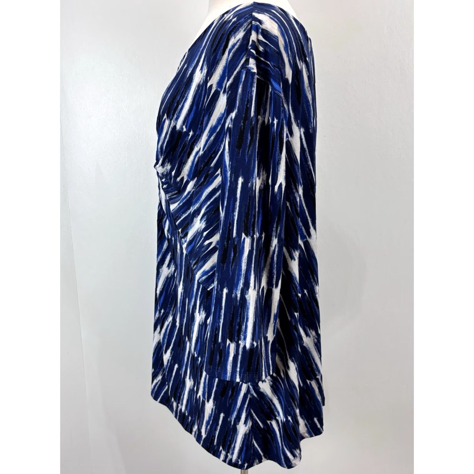 Vintage Catherine’s Shirt Women 4X Plus Blue Tunic Geometric 3/4 Sleeve Stretch Pullover V-Neck Size XXL / US 16-18 / IT 52-54 - 2 Thumbnail