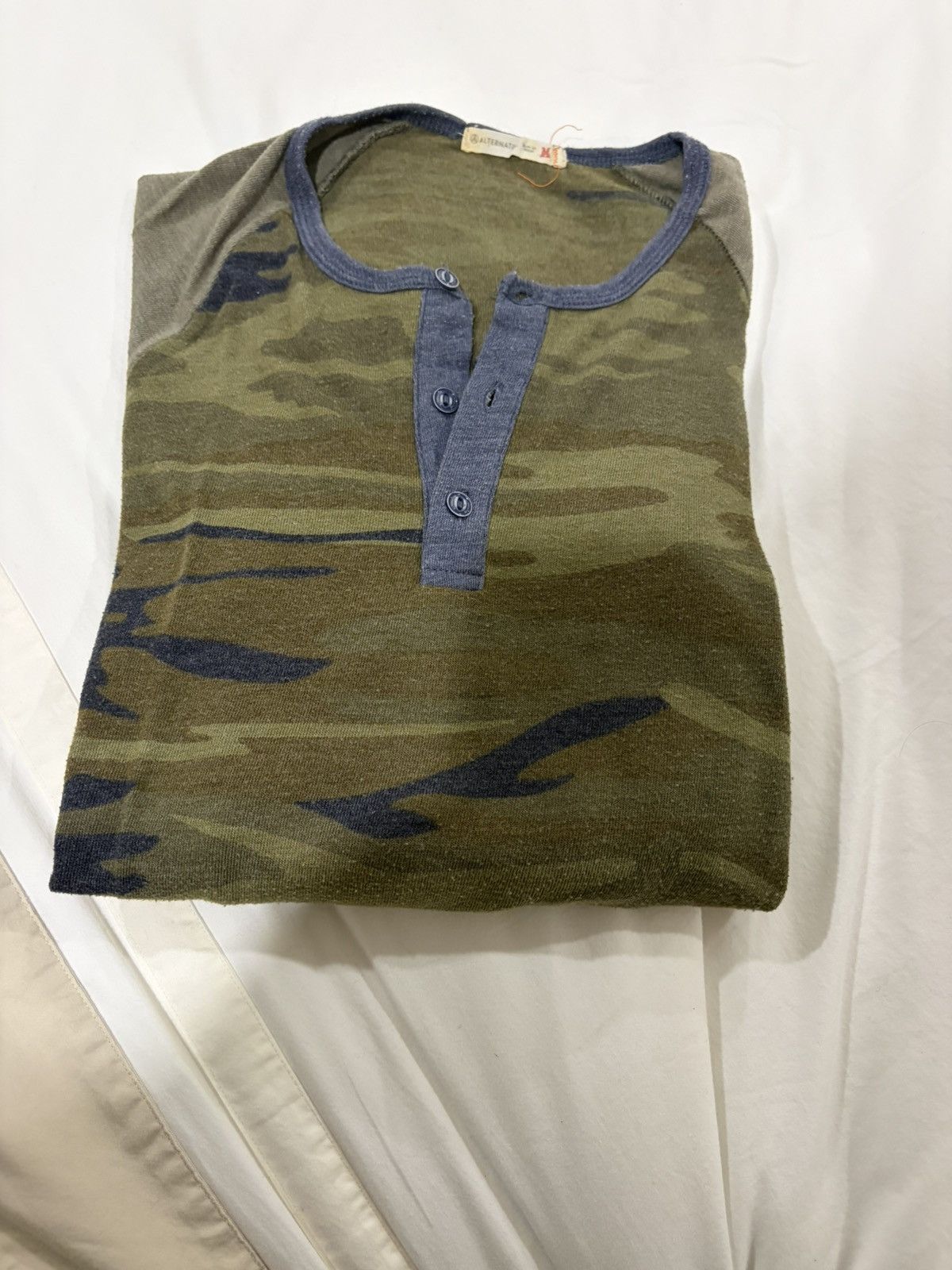 Alternative Apparel Soft as butter 3/4 sleeve camo henley Size US M / EU 48-50 / 2 - 1 Thumbnail