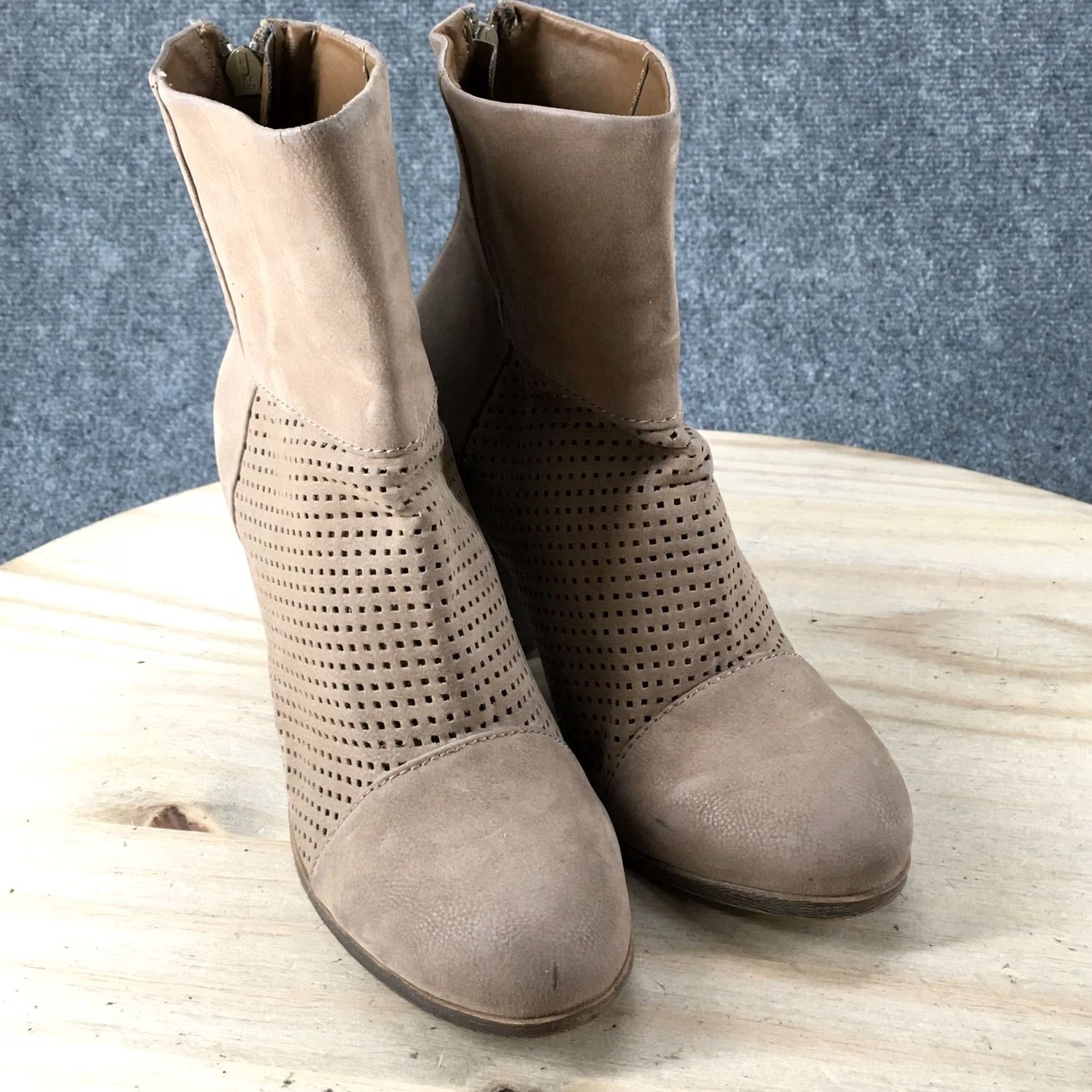Vintage SO Boots Womens 8 M Beige Faux Leather Perforated Ankle Booties Heels Size US 8 / IT 38 - 3 Thumbnail