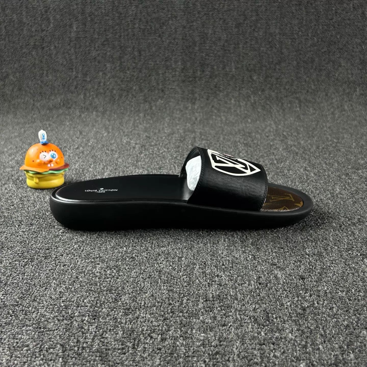 Louis Vuitton LV Flamingo Slippers 39 Light Worn Monogram Badge Size US 8.5 / IT 38.5 - 4 Thumbnail