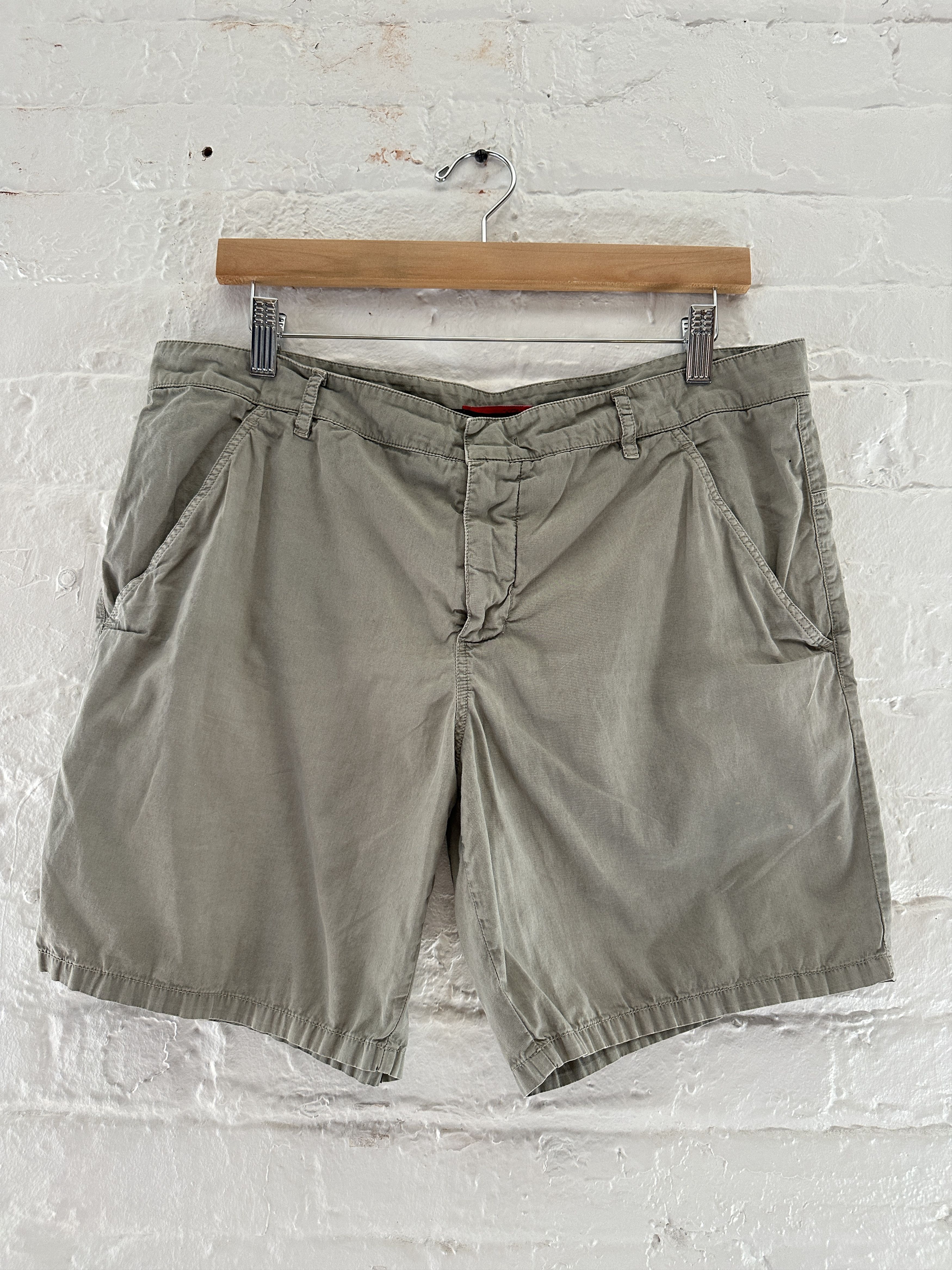 Prada Prada Red Tab Shorts Size US 34 / EU 50 - 1 Thumbnail