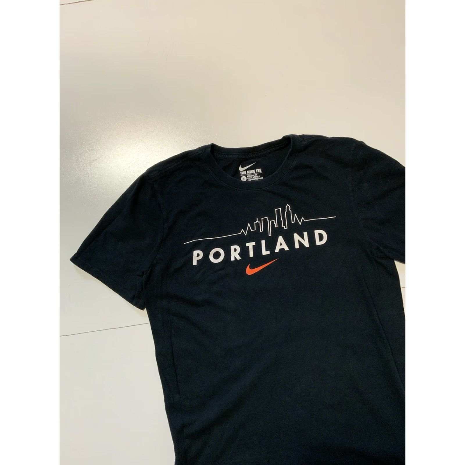Nike VINTAGE Nike Athletic Cut Portland City Skyline Swoosh Black Graphic S/S T-Shirt Sz. S Mens Size US S / EU 44-46 / 1 - 3 Thumbnail