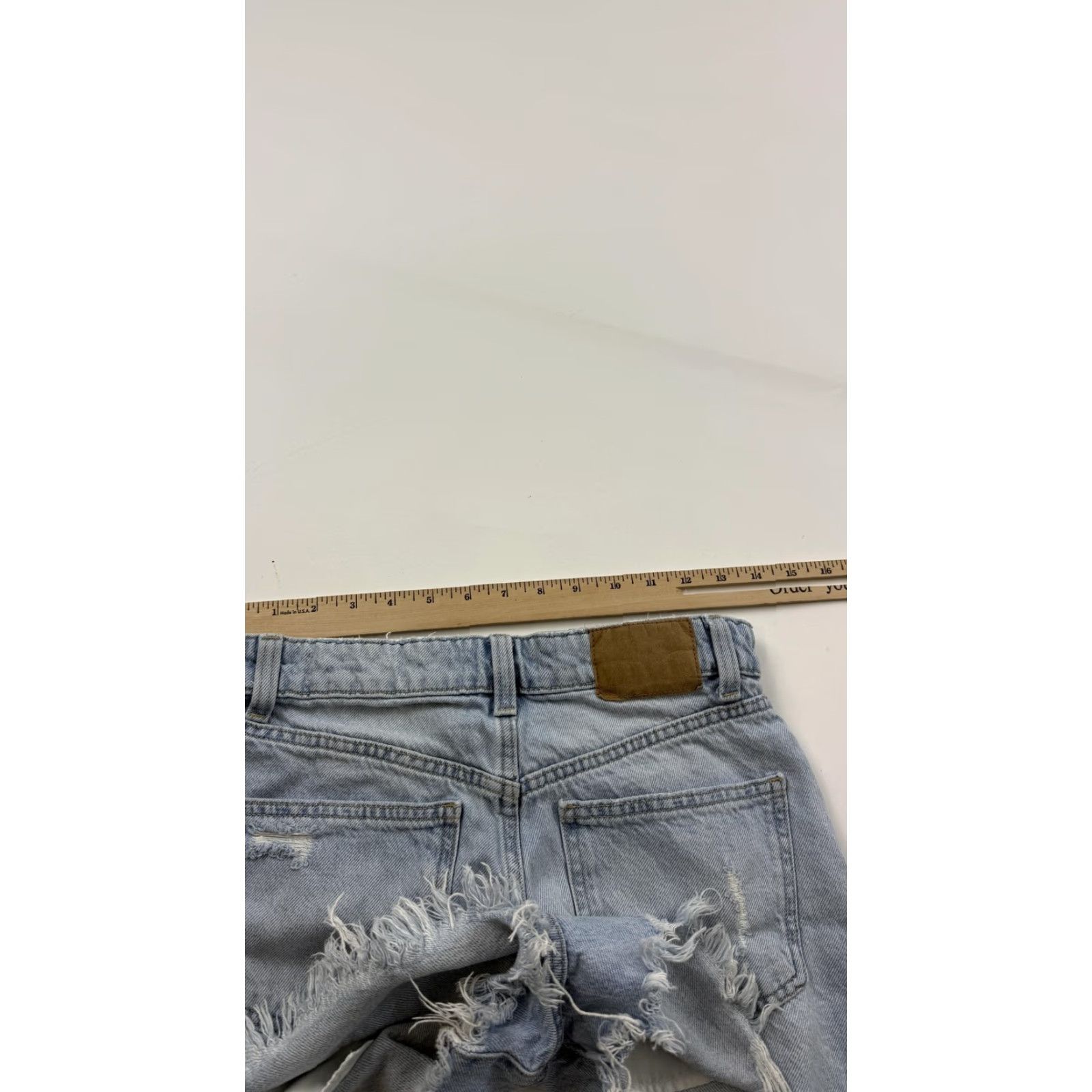 Cotton On COTTON ON Denim Shorts Womens 4 Light Wash Distressed Cut-Off Raw Hem Size 27" / US 4 / IT 40 - 7 Thumbnail