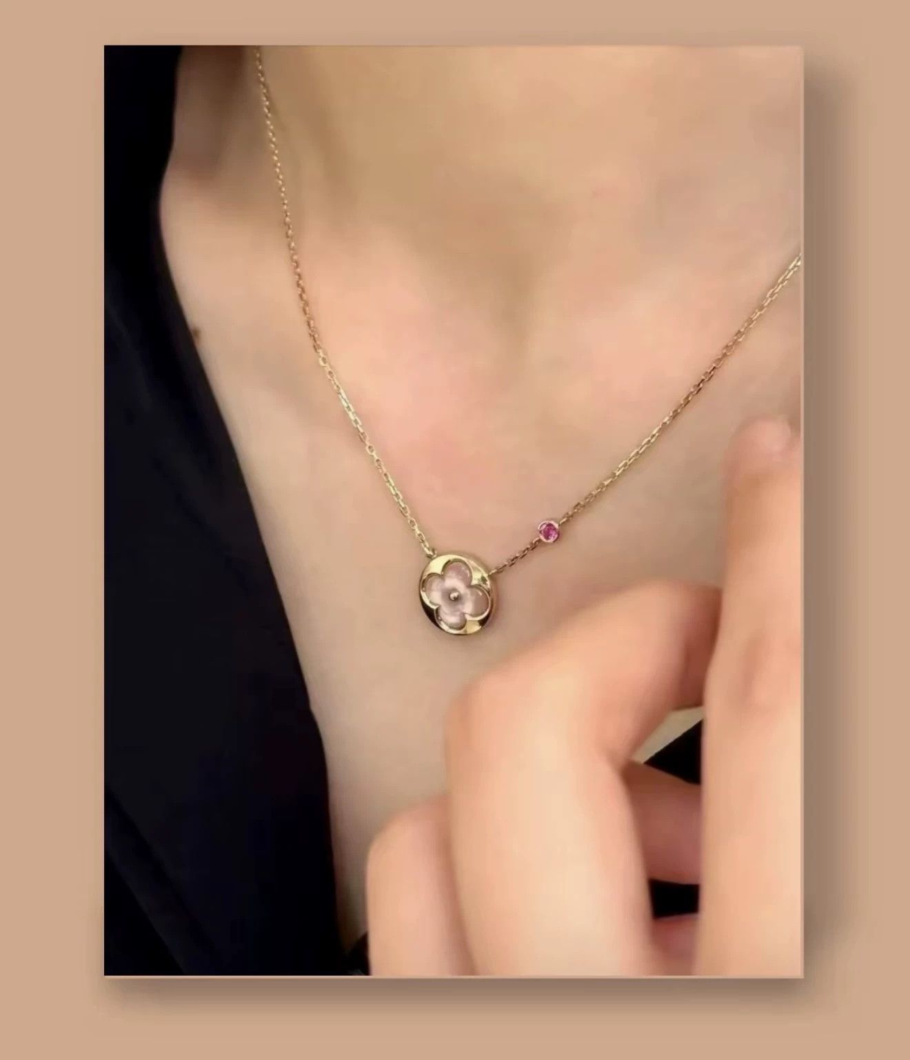 Louis Vuitton LV Pink 4-Leaf Clover Sapphire Necklace 5273 Size ONE SIZE - 7 Thumbnail
