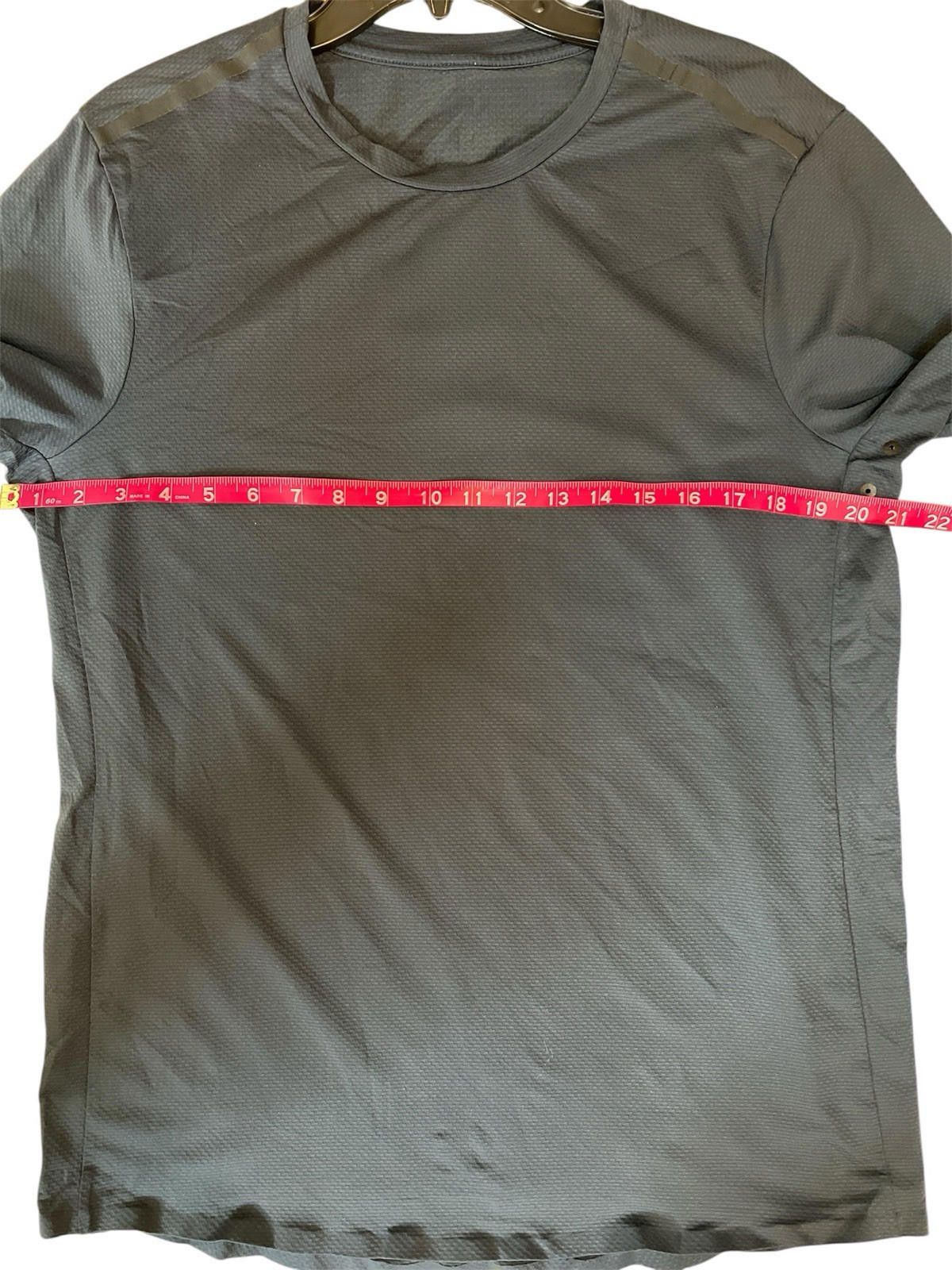 Designer Lululemon Large Gray Performance Short Sleeve Large Size US L / EU 52-54 / 3 - 5 Thumbnail