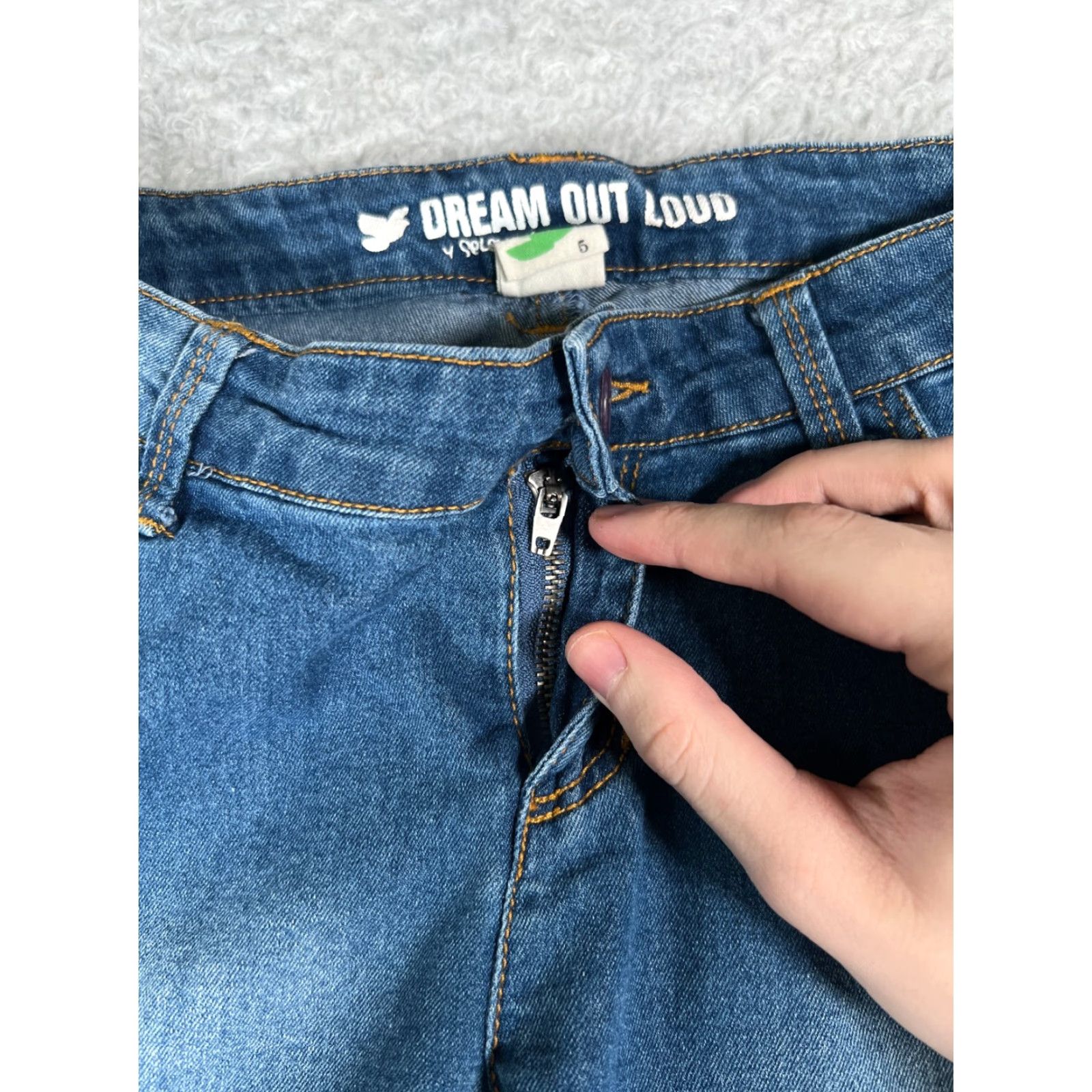 Denime Selena Gomez Jeans Women's 5 Blue Denim Cropped 5-Pocket Regular Rise Low Waist Adult Medium Wash Pants Size 27" / US 4 / IT 40 - 3 Thumbnail