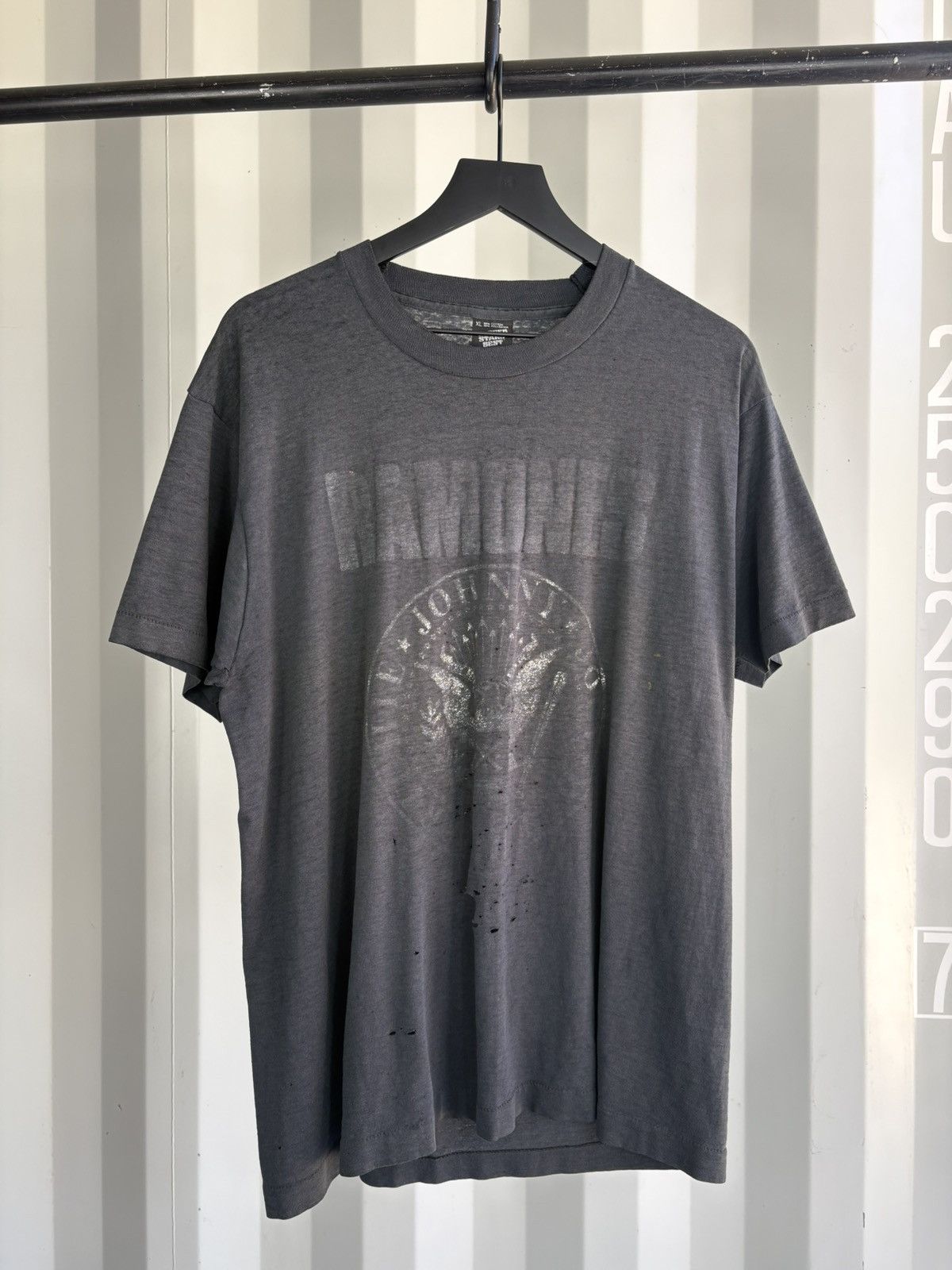 Band Tees Vintage 80s Ramones Distressed Faded Shirt Grunge Band Size US XL / EU 56 / 4 - 1 Thumbnail