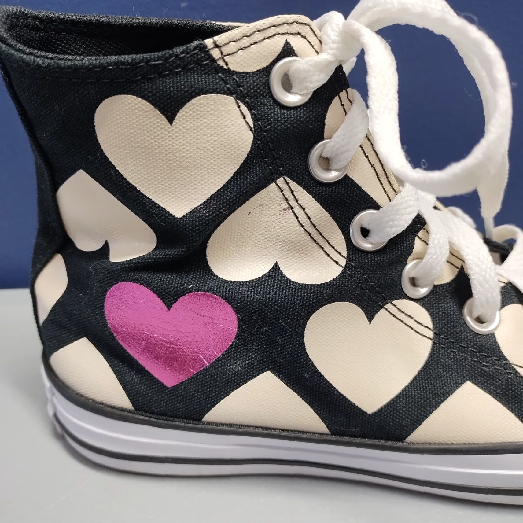 Converse Converse Chuck Taylor High Top Sneakers Womens Size 7 Black Multi Twisted Hearts - Size 7 Womens Converse High Top Sneaker Black Multi Twisted Hearts Size M / US 6-8 / IT 42-44 - 4 Thumbnail