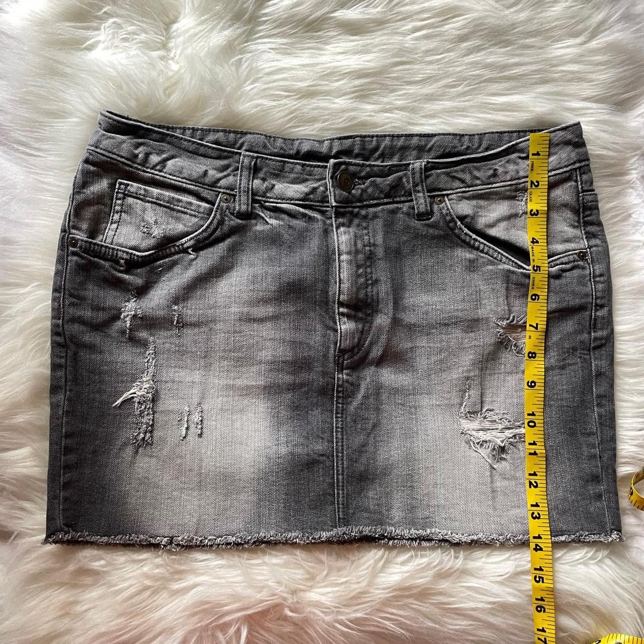 H&M Grey Distressed Mini Denim Skirt Size 33" - 6 Thumbnail