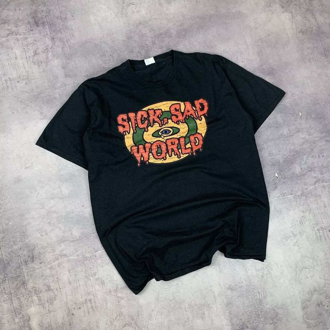 Band Tees Rare! Sick Sad World Band Tee Big Logo 00s Vintage Size US XL / EU 56 / 4 - 1 Thumbnail