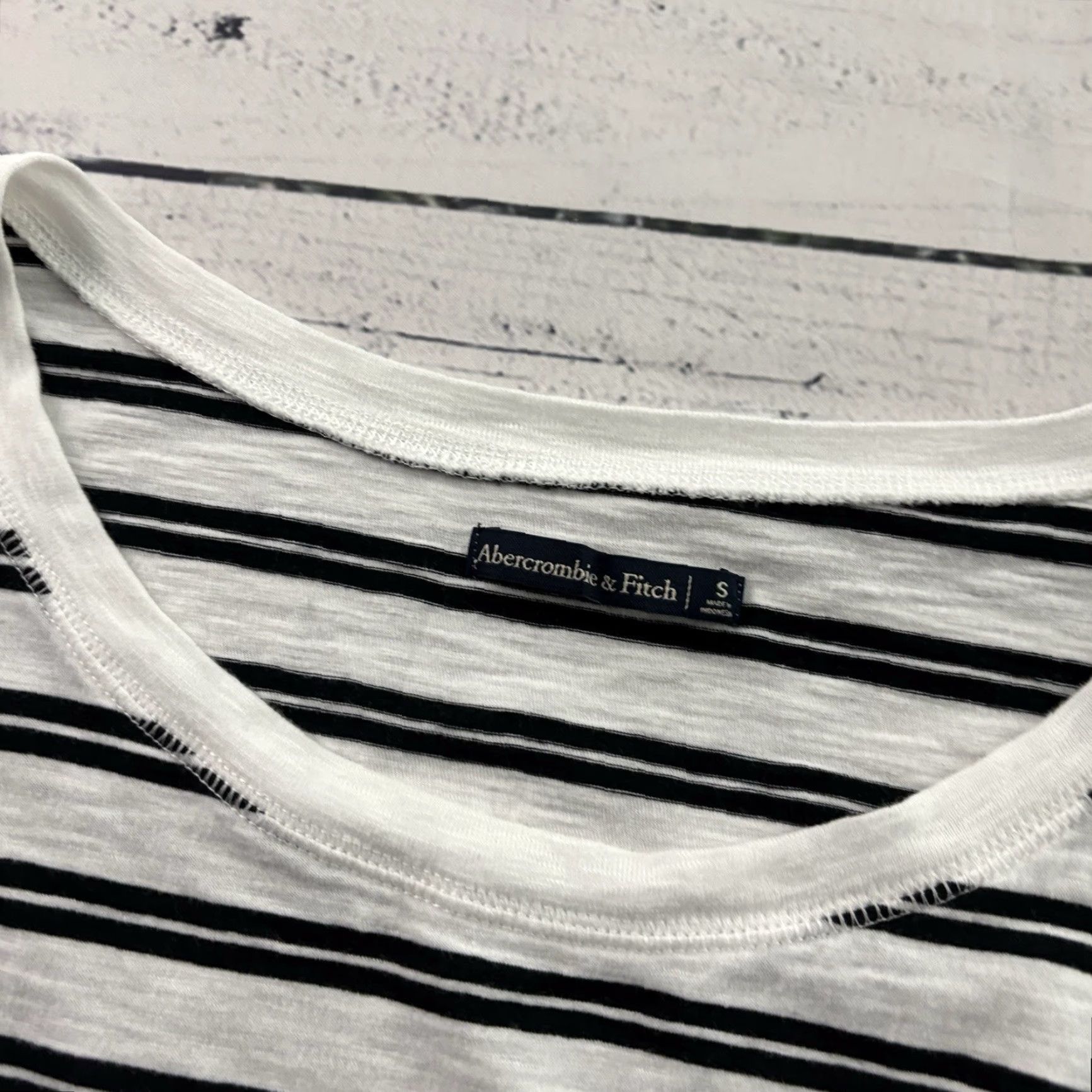 Abercrombie & Fitch VINTAGE Abercrombie & Fitch Striped Cropped T Shirt Top Women's Small White Black Size S / US 4 / IT 40 - 2 Thumbnail