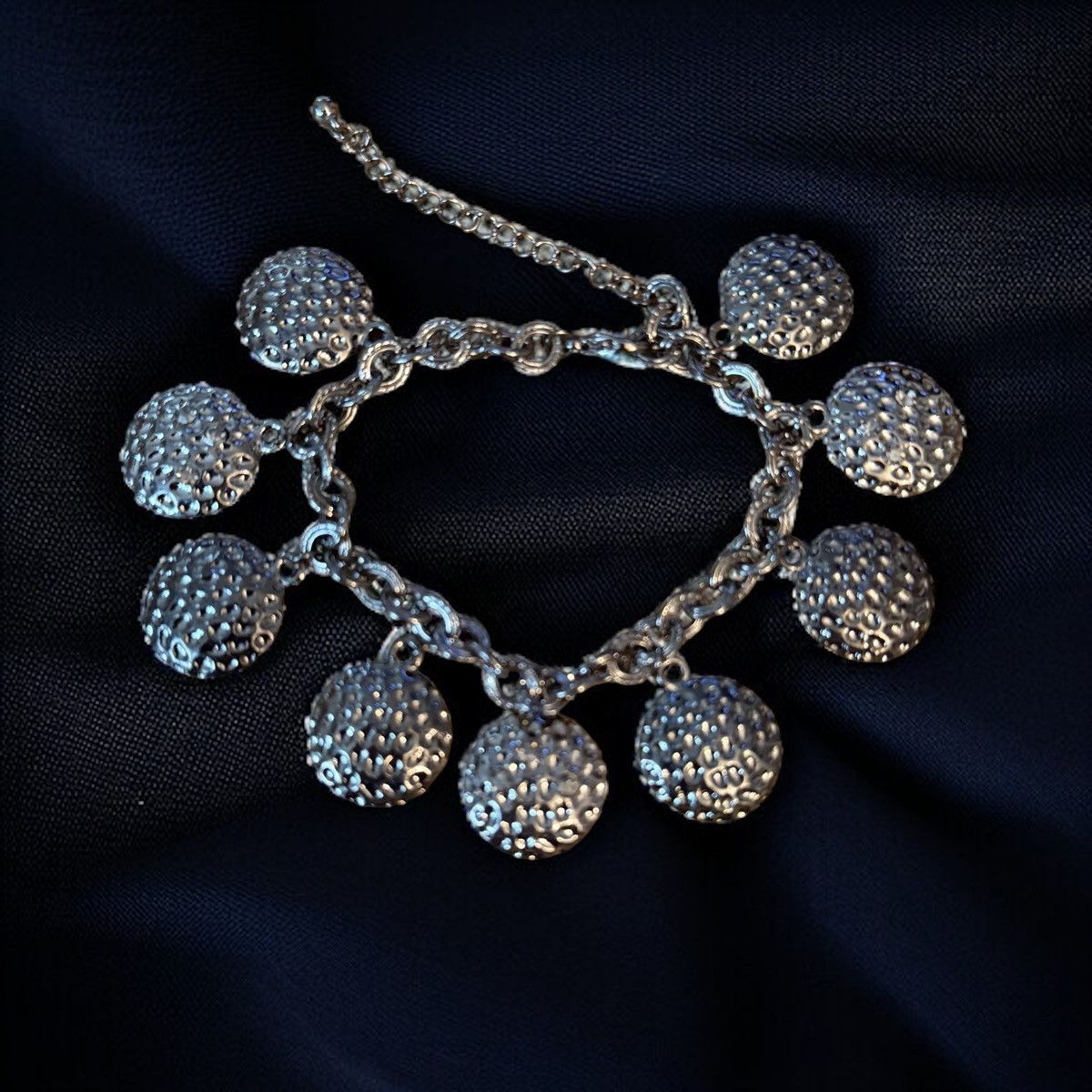 Other Silver tone dimpled discs charm bracelet Size ONE SIZE - 1 Thumbnail