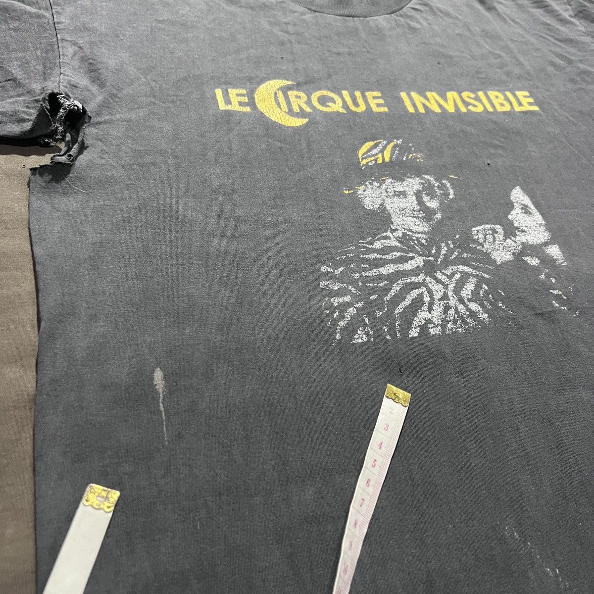 Vintage 90s The Invisible Circus Movie Tee Distressed Faded Thrashed Size US S / EU 44-46 / 1 - 8 Thumbnail