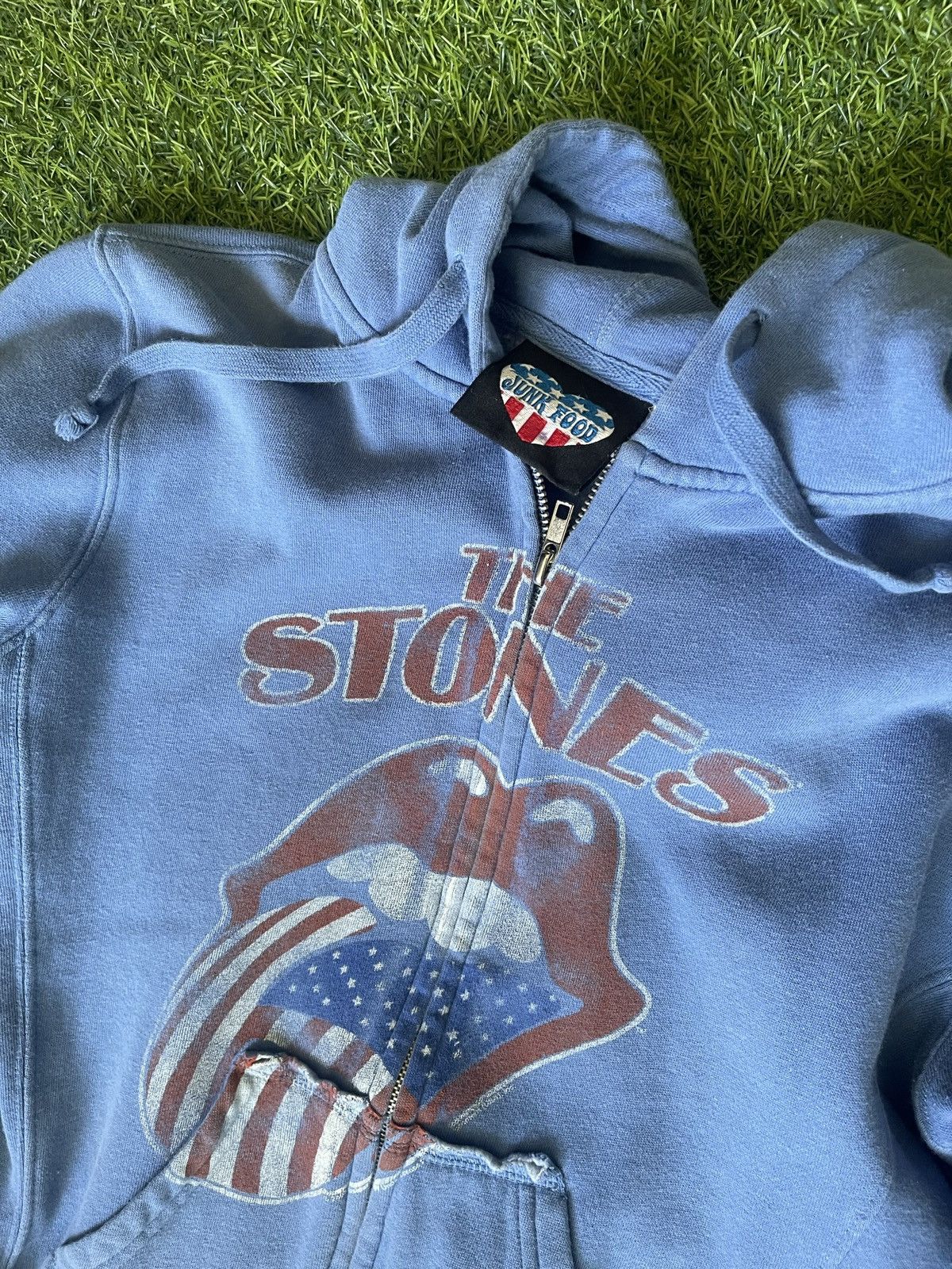 Band Tees × The Rolling Stones × Vintage VINTAGE ROLLING STONES BEAUTIFUL BLUE FADE ZIP UP HOODIE Size US XS / EU 42 / 0 - 2 Thumbnail