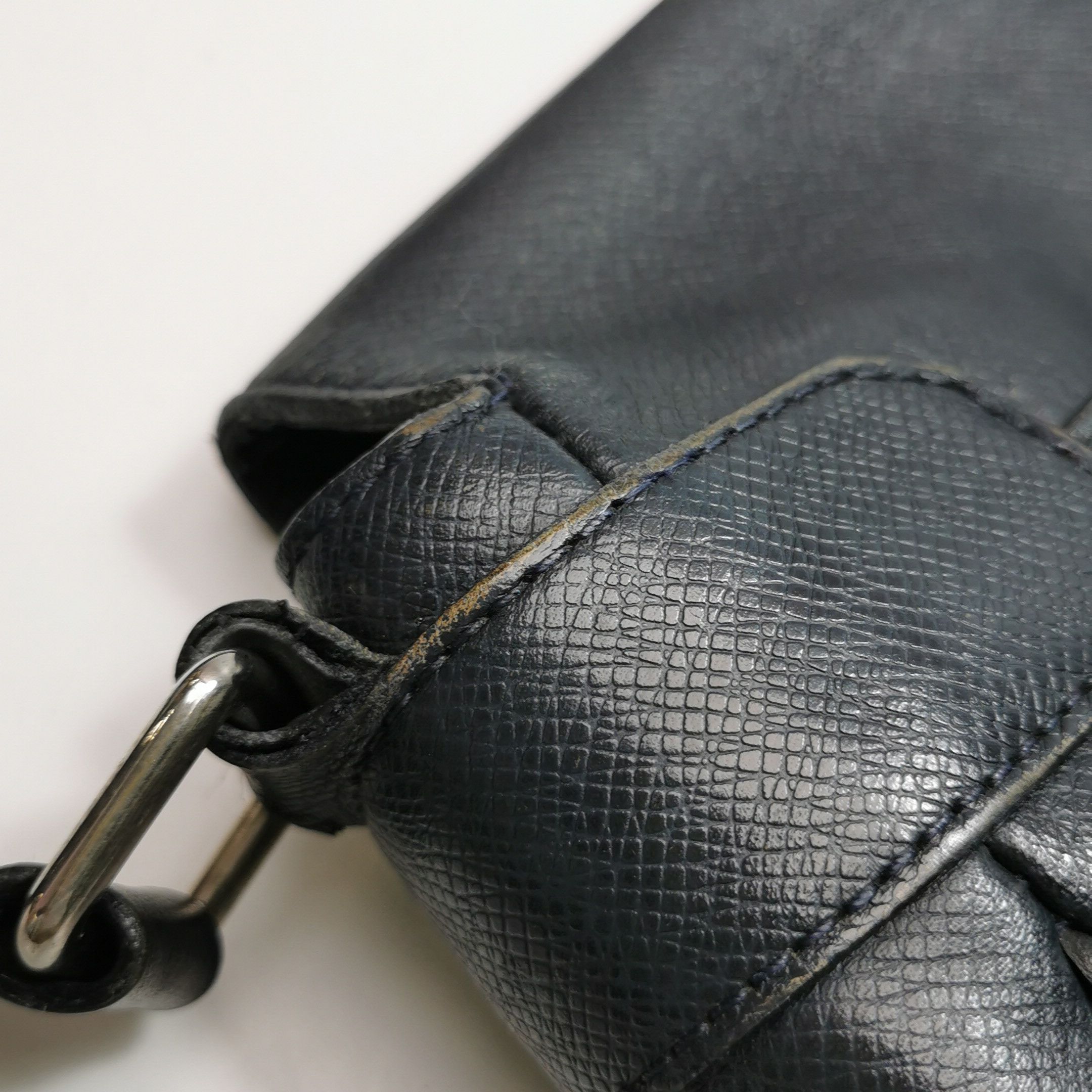 Louis Vuitton Louis Vuitton (LV) Taiga leather solid color flap letter lo Size ONE SIZE - 1 Thumbnail