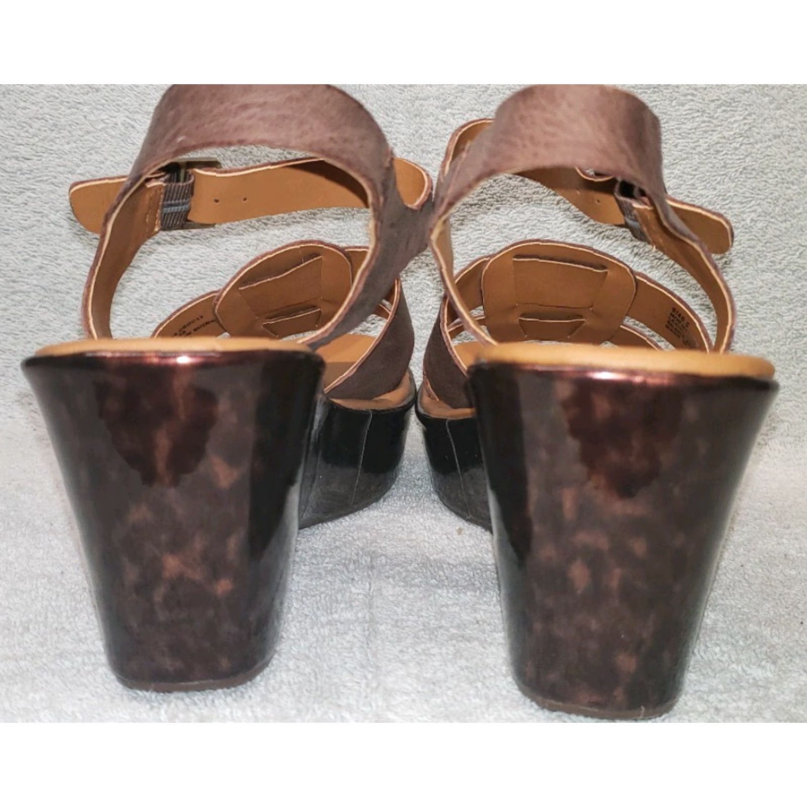 Vintage Korks Women's T-strap Wedge Sandal Leather Upper, Brown Glossy Leopard Pattern, Size 9M, Buckle, Wedge Heel, Medium Cushioning, Vintage No Size US 9 / IT 39 - 5 Thumbnail
