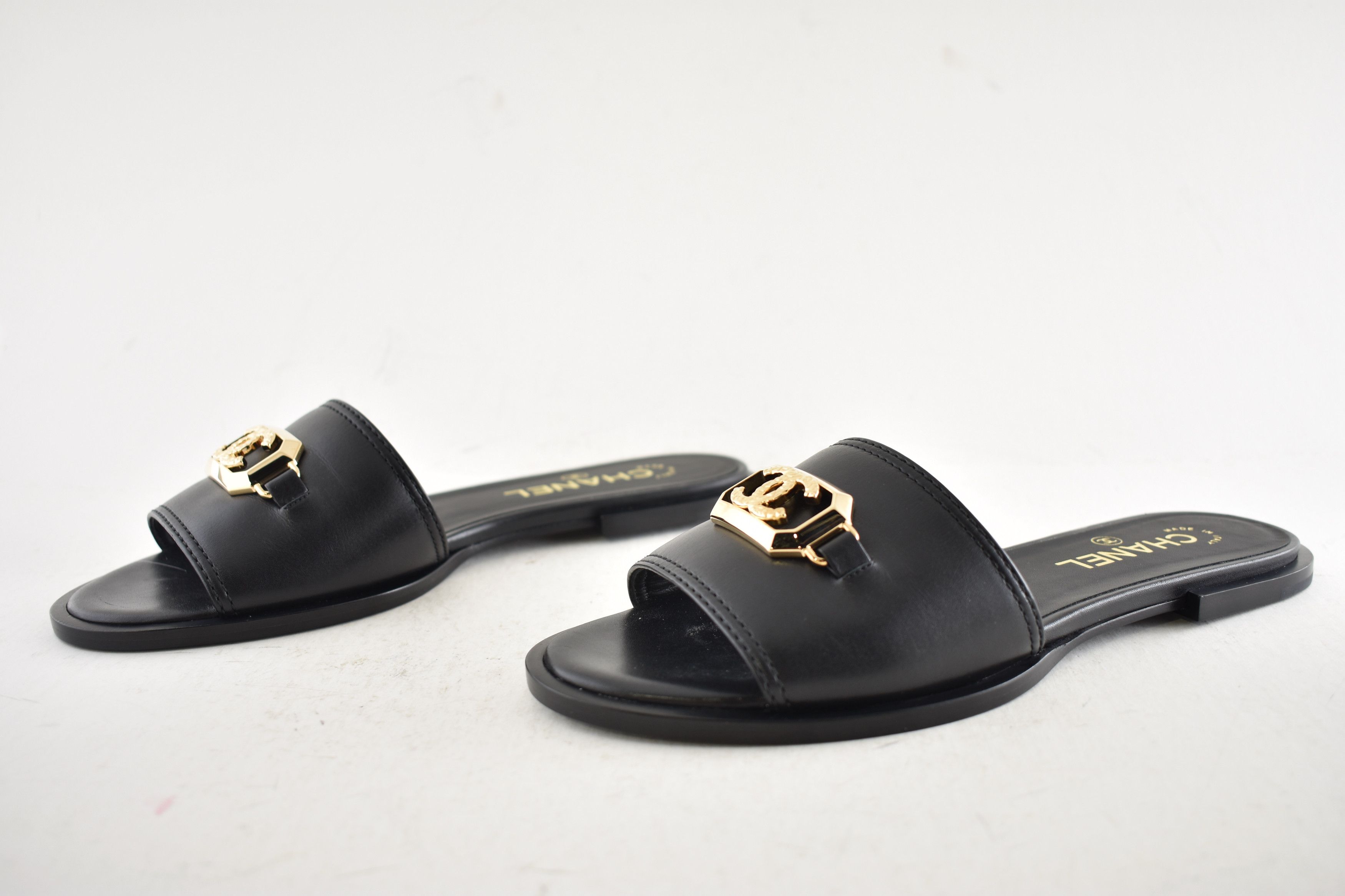 Chanel Chanel 23B Leather Gold CC Logo Mule Slides Sandals Flat 38 Size US 8 / IT 38 - 15 Thumbnail