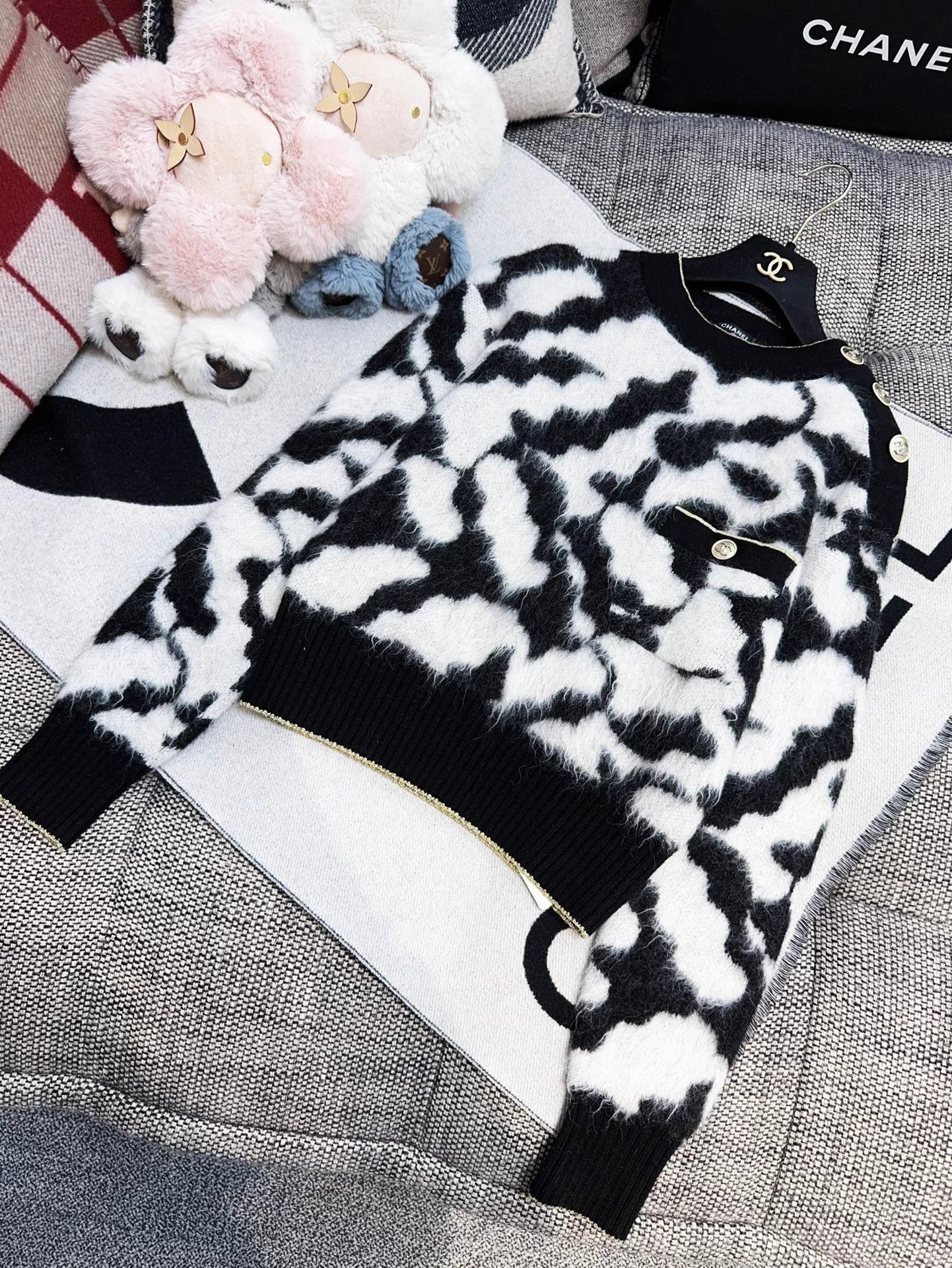 Chanel Chanel 20A Black & White Camellia Mohair Gold Crew Sweater Size XS / US 0-2 / IT 36-38 - 3 Thumbnail