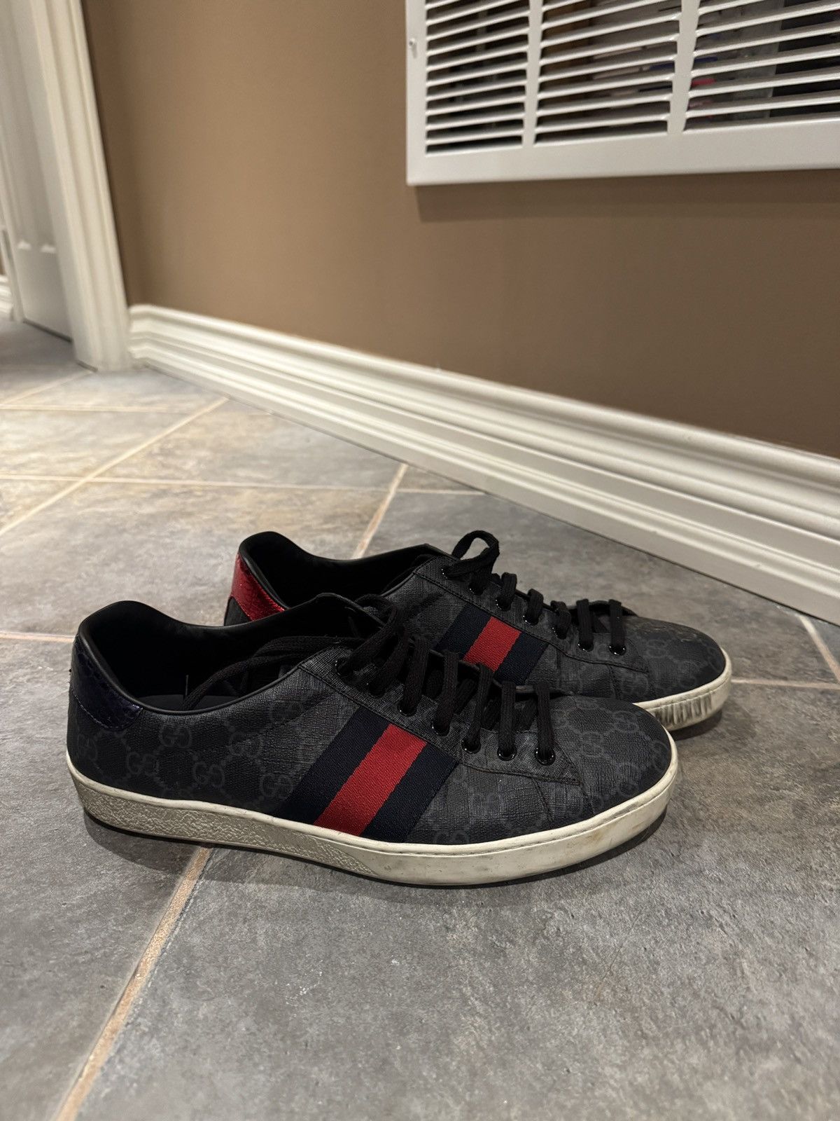 Gucci Gucci mens low top leather sneakers. Size US 9 / EU 42 - 1 Thumbnail