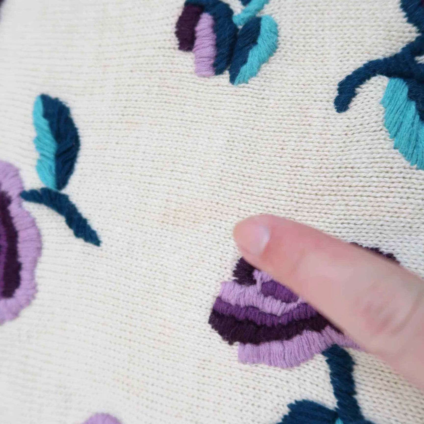 Vintage VINTAGE 90s cream and purple floral embroidered knit sweater L Size L / US 10 / IT 46 - 4 Thumbnail