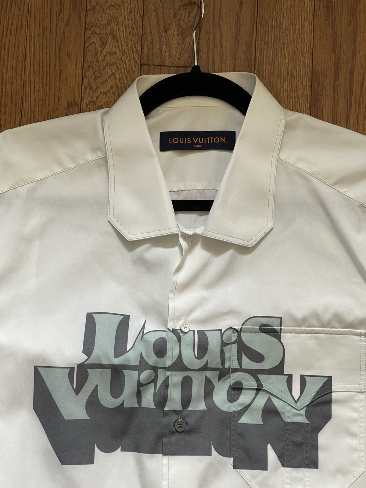 Louis Vuitton Louis Vuitton Graphic Collared Short Sleeved Shirt Sz. M Size US M / EU 48-50 / 2 - 2 Thumbnail