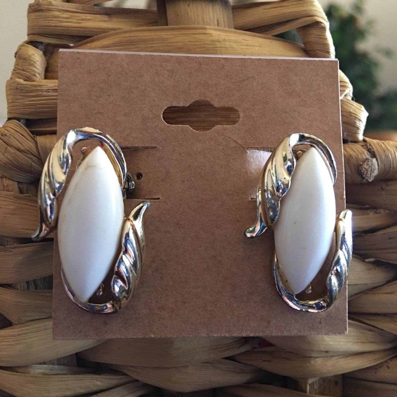 Vintage Vintage 60s thermoset gold tone clip earrings Size ONE SIZE - 1 Thumbnail