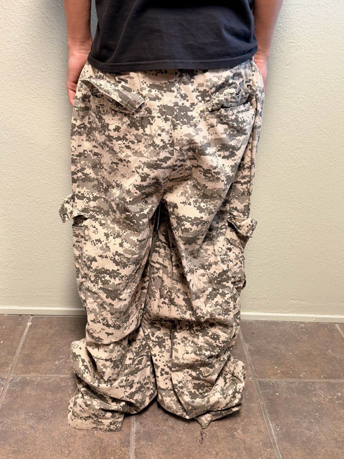 The GV Gallery Raspberry Digital Camo Cargo Pants Size US 34 / EU 50 - 2 Thumbnail
