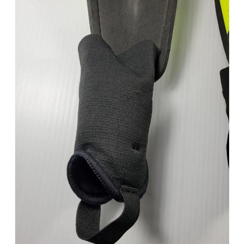 Umbro Umbro Jr Stirrup Soccer Shinguards 4' 7"- 5' 3" New Soccer Size ONE SIZE - 7 Thumbnail