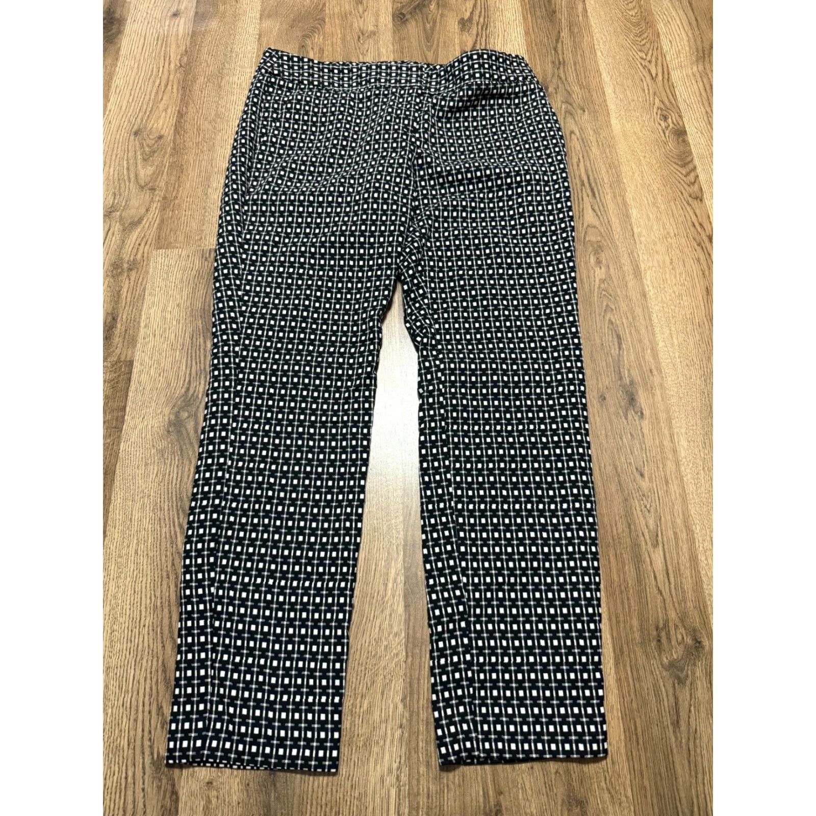Express Express Pants Womens 6R Black White Straight Allover Print Flat Front Columnist Pants Casual Regular Inseam 26.5in Size 6R Black Express Womens Pants Size 28" / US 6 / IT 42 - 2 Thumbnail