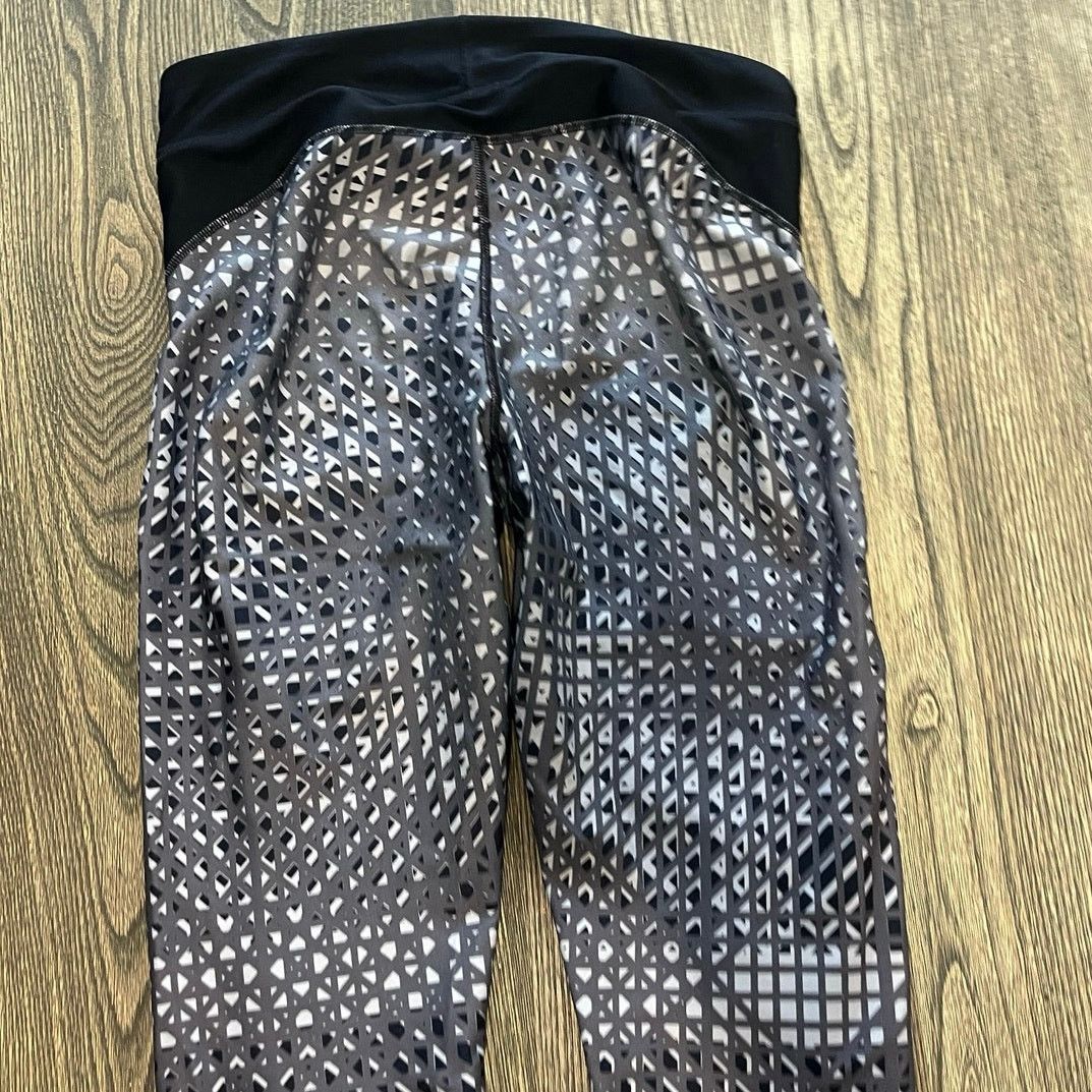Under Armour Under Armour Girls Youth Heat Gear Crop Leggings Gray Size L Size 27" / US 4 / IT 40 - 7 Thumbnail