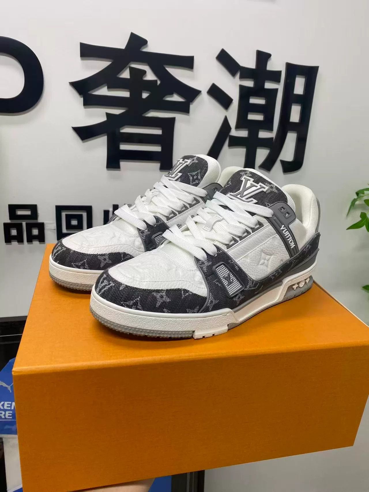 Louis Vuitton lv trainer gray and white sneakers Size US 9.5 / EU 42-43 - 1 Thumbnail
