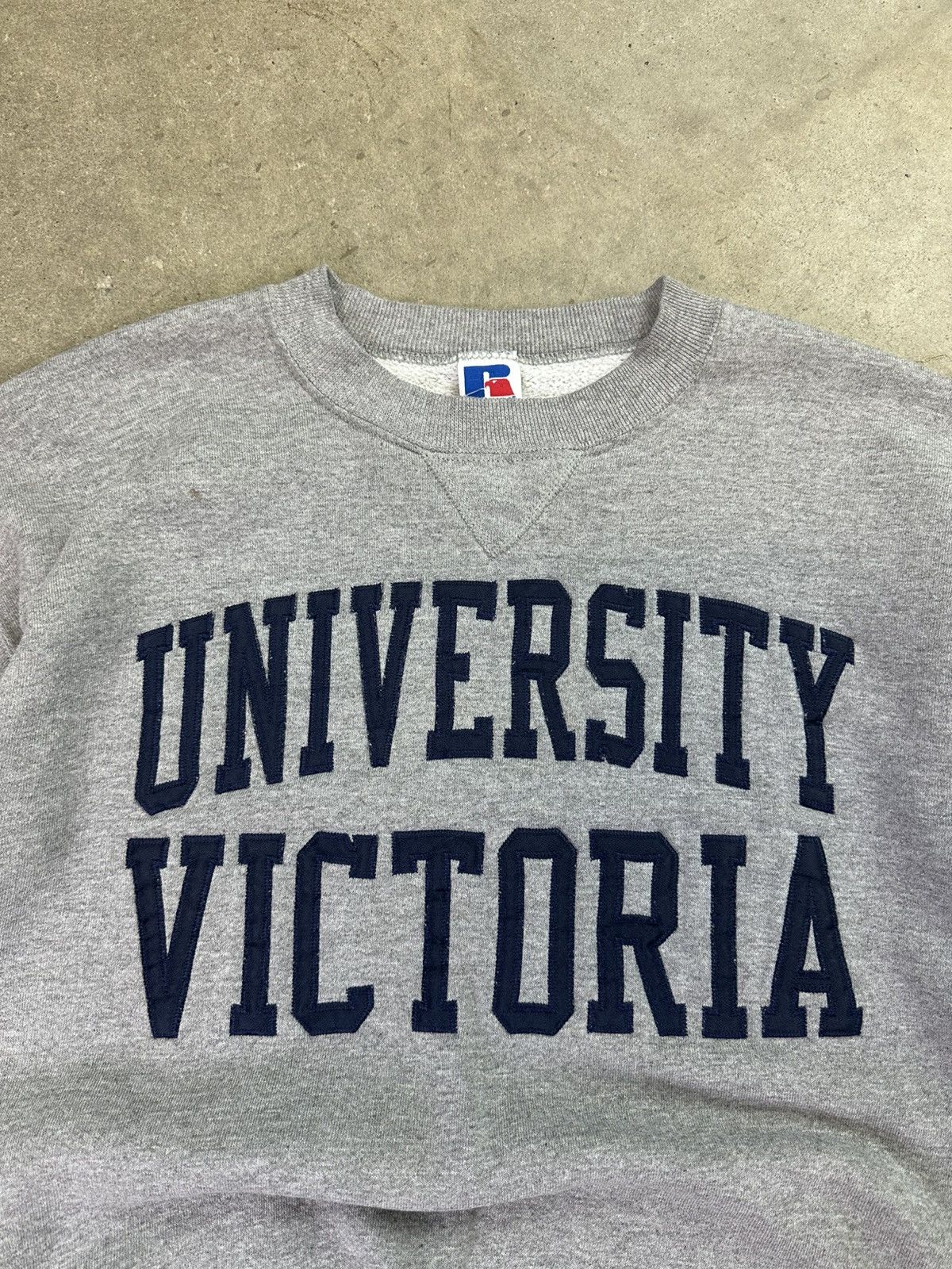 Vintage vintage 90s russell athletic university of victoria crewneck Size US M / EU 48-50 / 2 - 3 Thumbnail