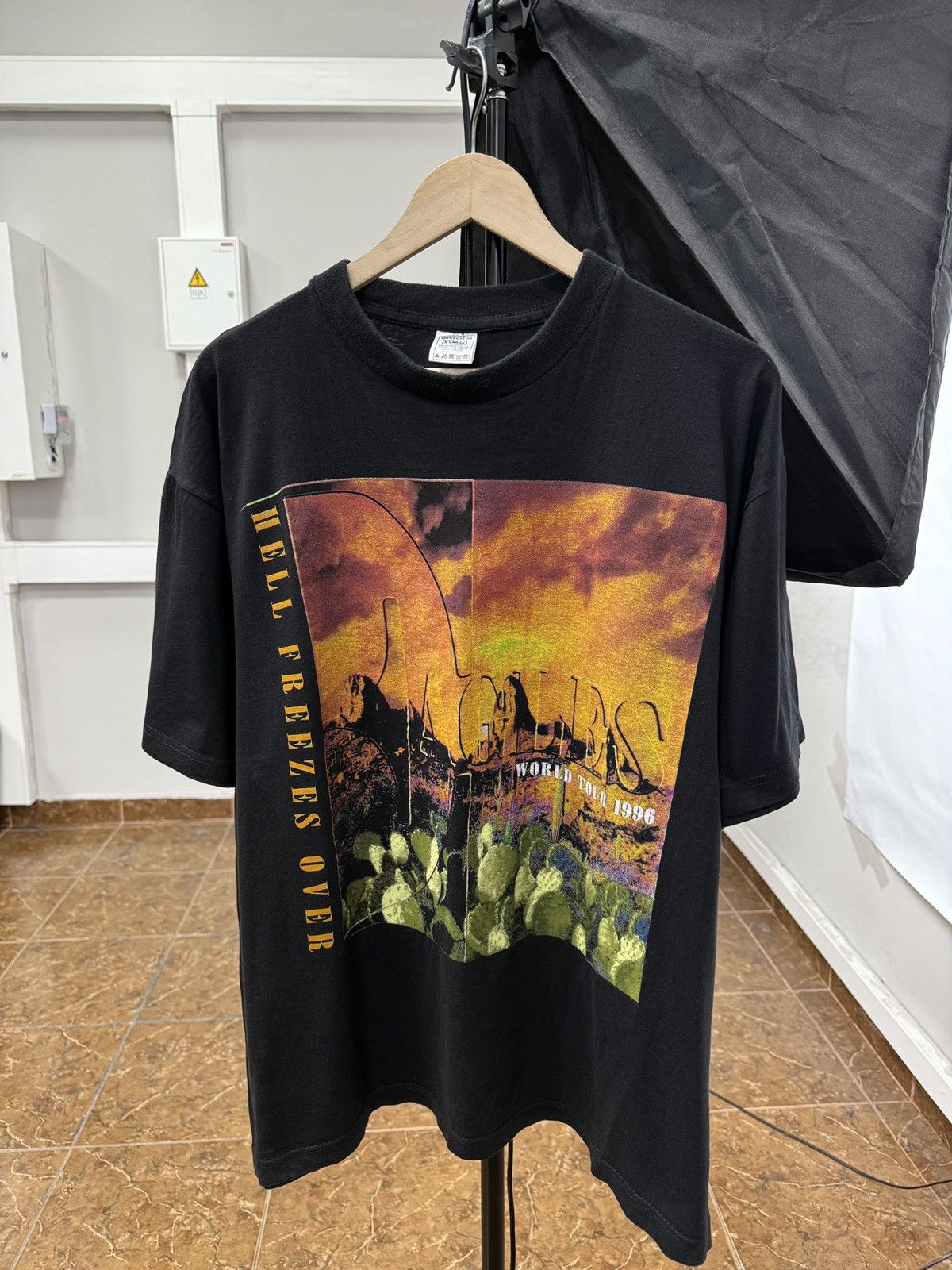 Giant 🇺🇸 Vintage 1996 Eagles Hell Freezes Over World Tour T-Shirt Size US XL / EU 56 / 4 - 1 Thumbnail