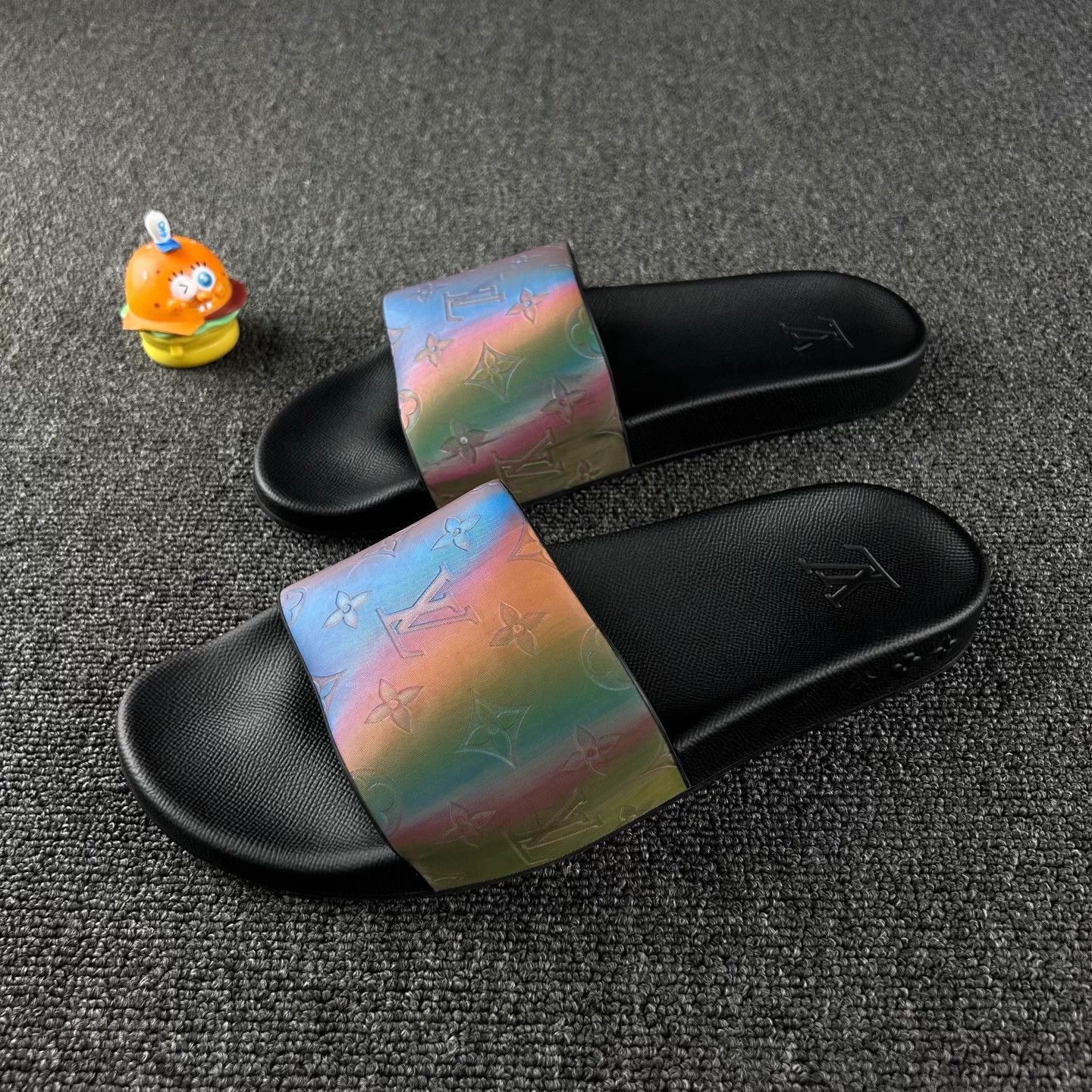 Louis Vuitton Louis Vuitton Rainbow Logo Slides Size 43 Size US 9 / EU 42 - 1 Thumbnail