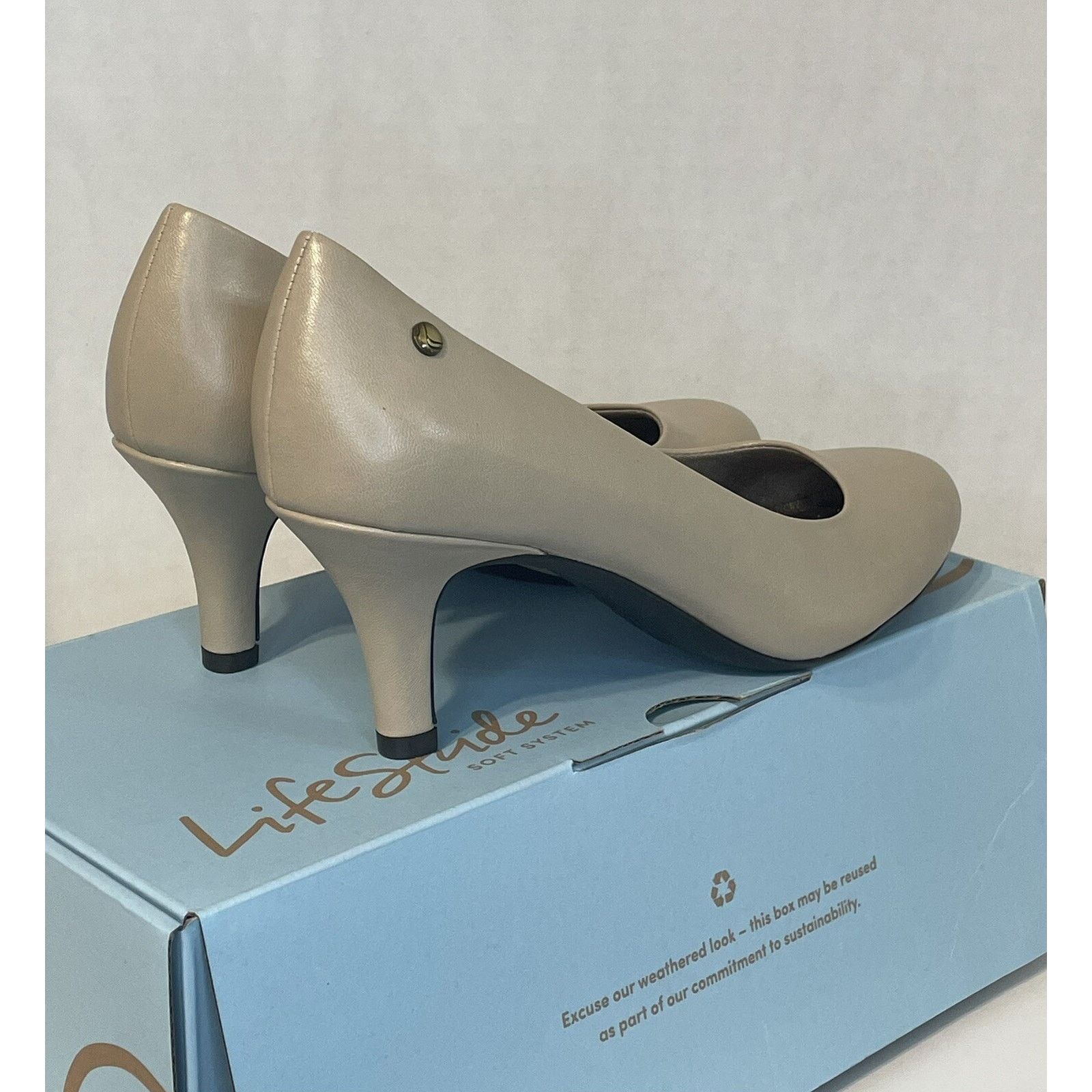 The Unbranded Brand LifeStride Women’s Nude Classic Heels Pumps Size 9M Comfort Size US 9 / IT 39 - 5 Thumbnail