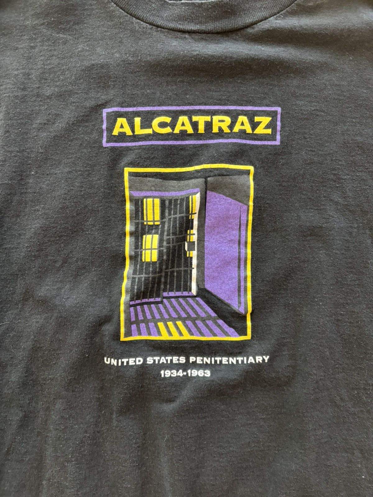 Vintage Vintage Alcatraz United States Penitentiary Graphic Tee Size US XXL / EU 58 / 5 - 3 Thumbnail