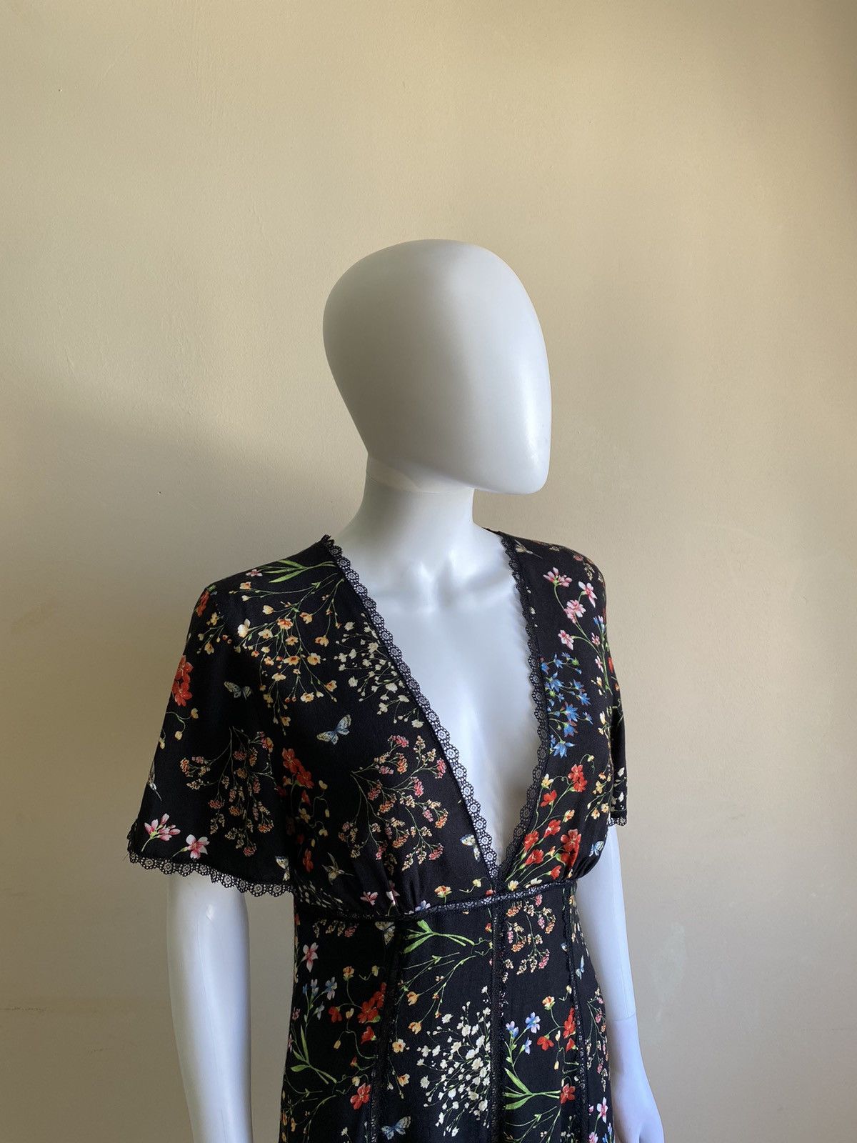 Alice + Olivia Alice + Olivia Black Floral Short Sleeve V-Neck Mini Dress Size S / US 4 / IT 40 - 3 Thumbnail