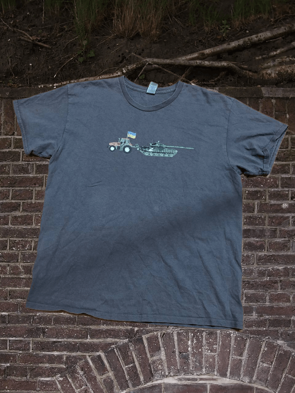 Gildan Support UKRAINE tractor pulling T-72 Russian tank T-shirt Size US L / EU 52-54 / 3 - 1 Thumbnail