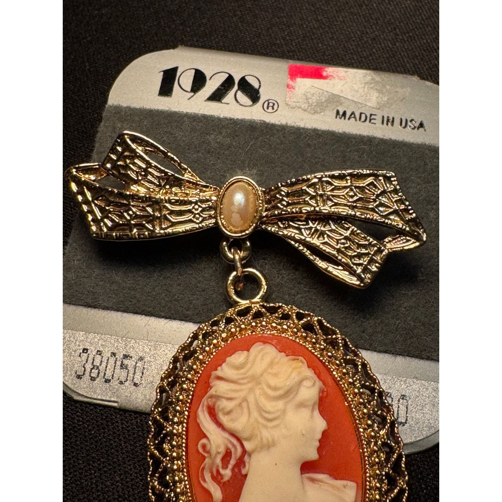 Other 1928 Vintage Cameo Gold Tone Brooch on Card Size ONE SIZE - 4 Thumbnail