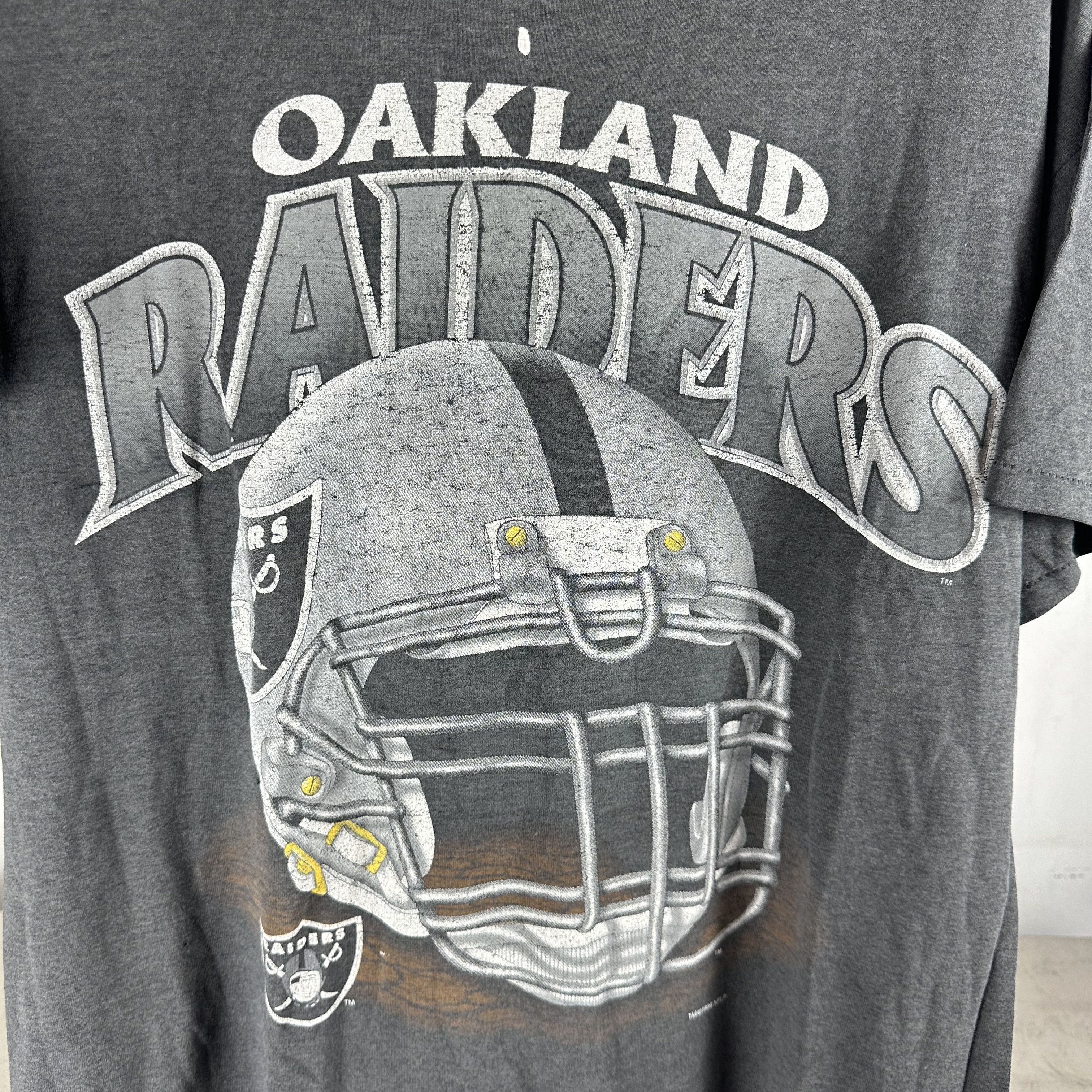 Vintage Vintage 1996 Oakland Raiders NFL Helmet Graphic T-Shirt Size US L / EU 52-54 / 3 - 2 Thumbnail
