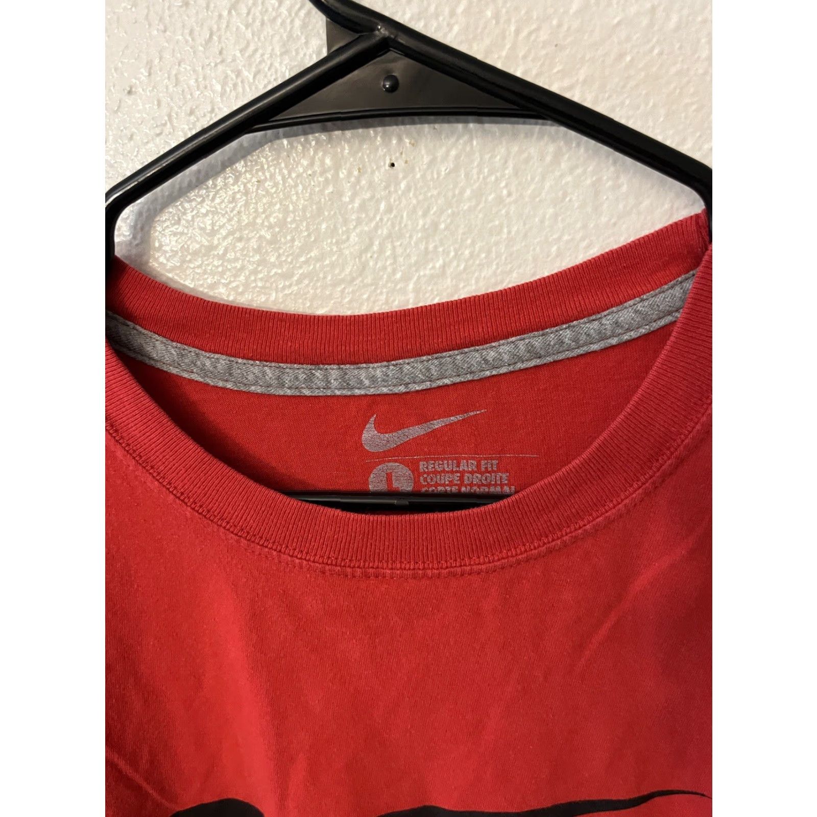 Nike Nike T-Shirt The Nike Tee T-shirt Mens Red Graphic Sz Large Regular Fit Size US L / EU 52-54 / 3 - 3 Thumbnail