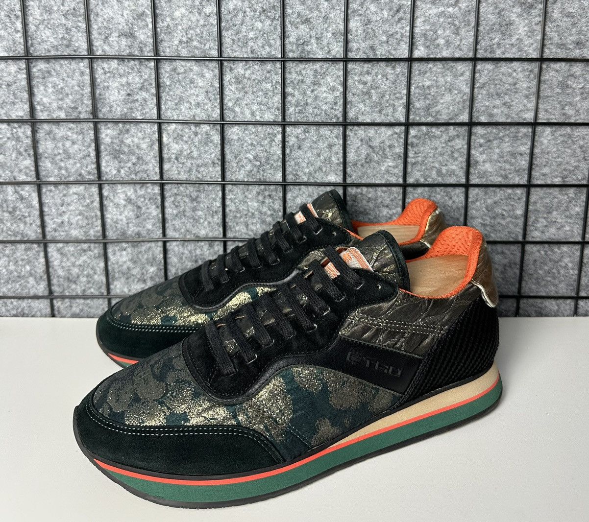 image of Etro Streetwear Made In Italy Low Top Sneakers Size 39 in Black/Green, Women's